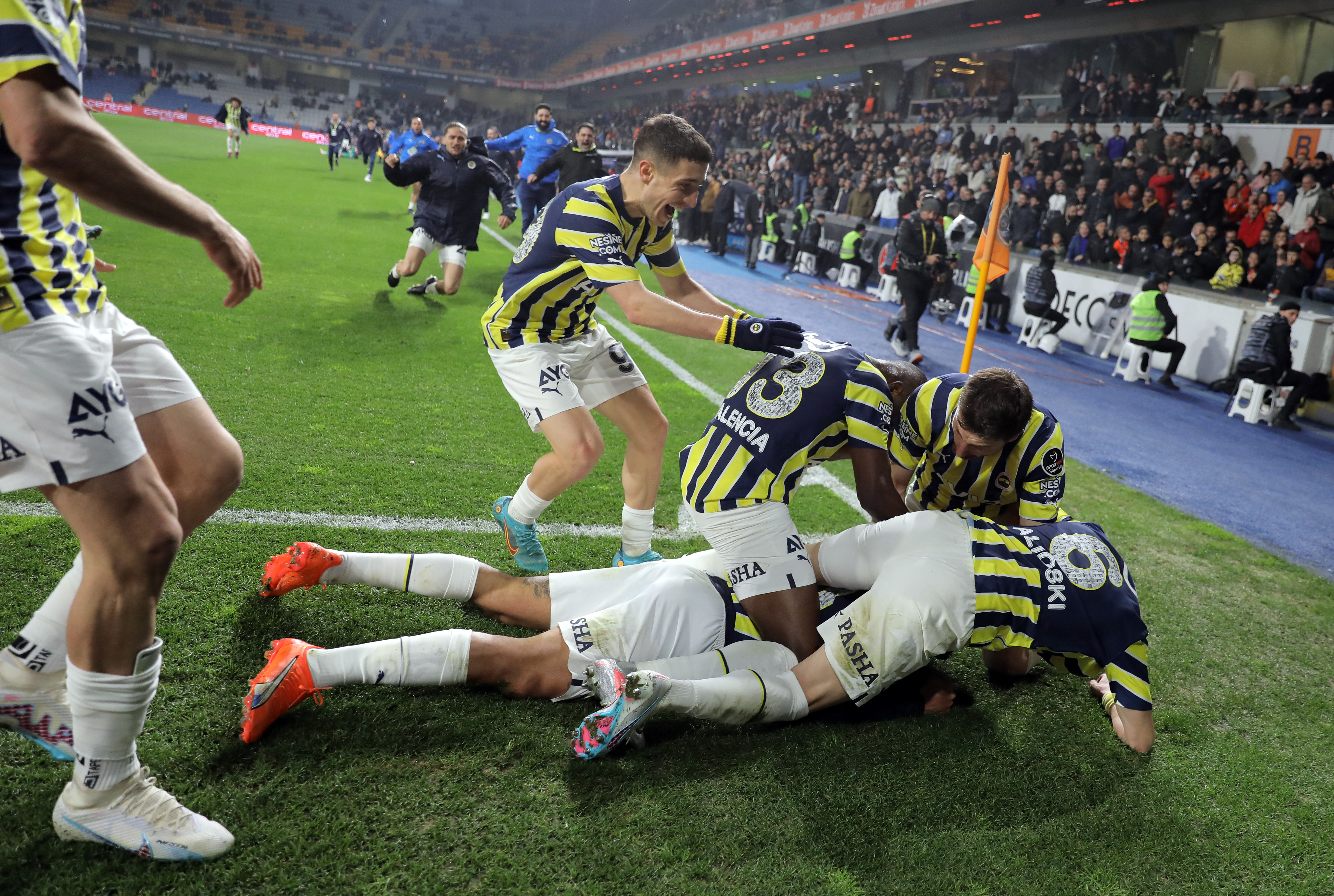 Joao Pedro mucizesi. Fenerbahçe Başakşehir'i devirdi