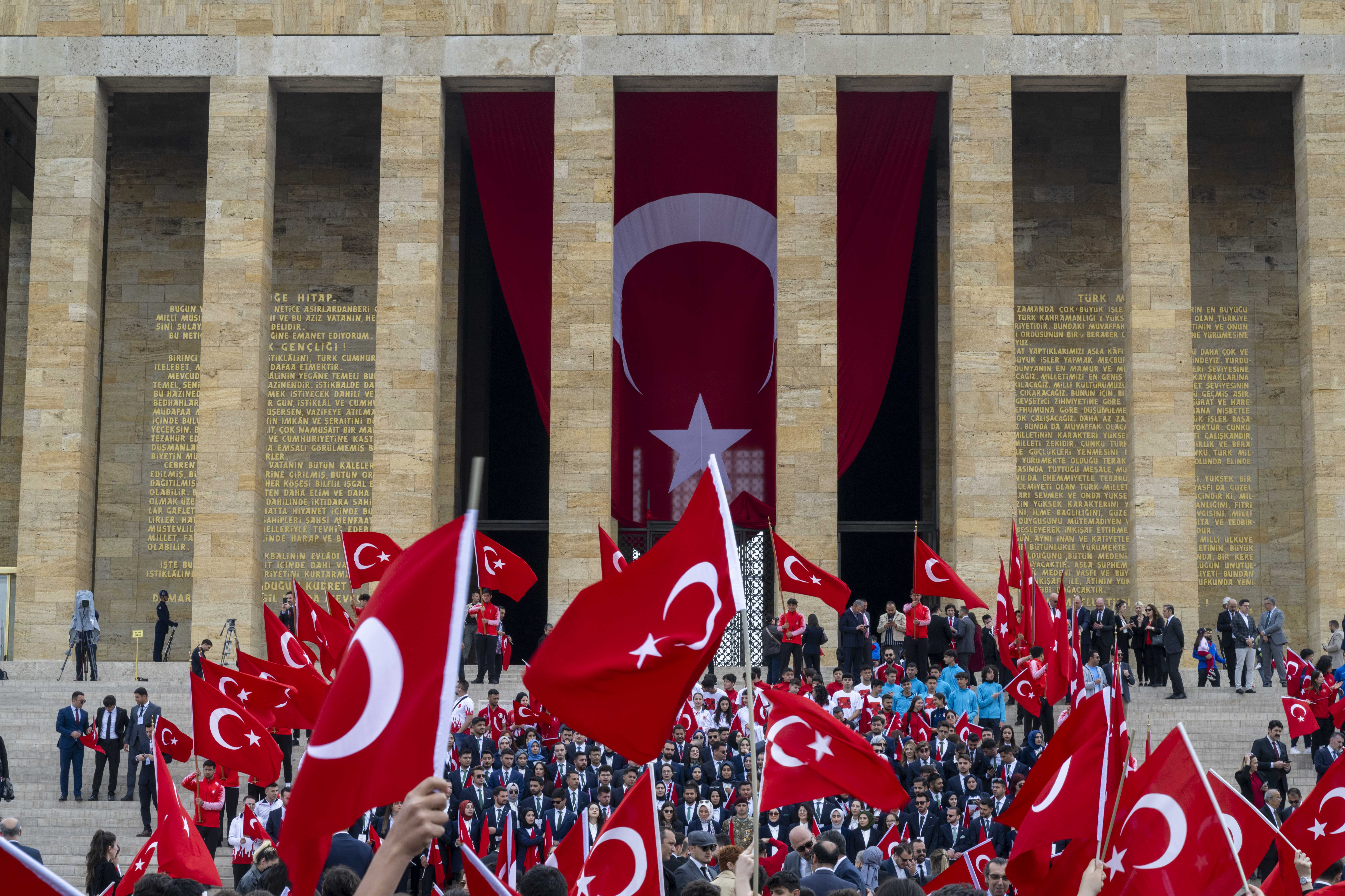 Tüm yurtta 19 Mayıs coşkusu. Bayrağını kapan Atatürk'e koştu