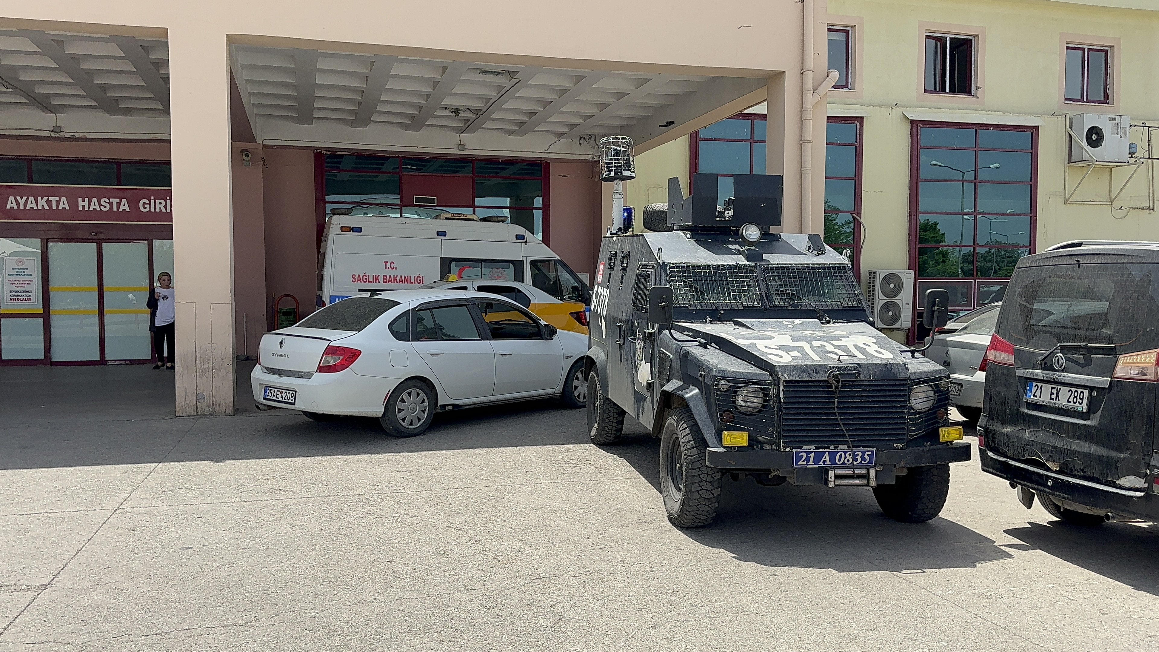 Diyarbakır'da evlerinde vuruldular: Mehmet Denizli ve Basra Denizli öldü