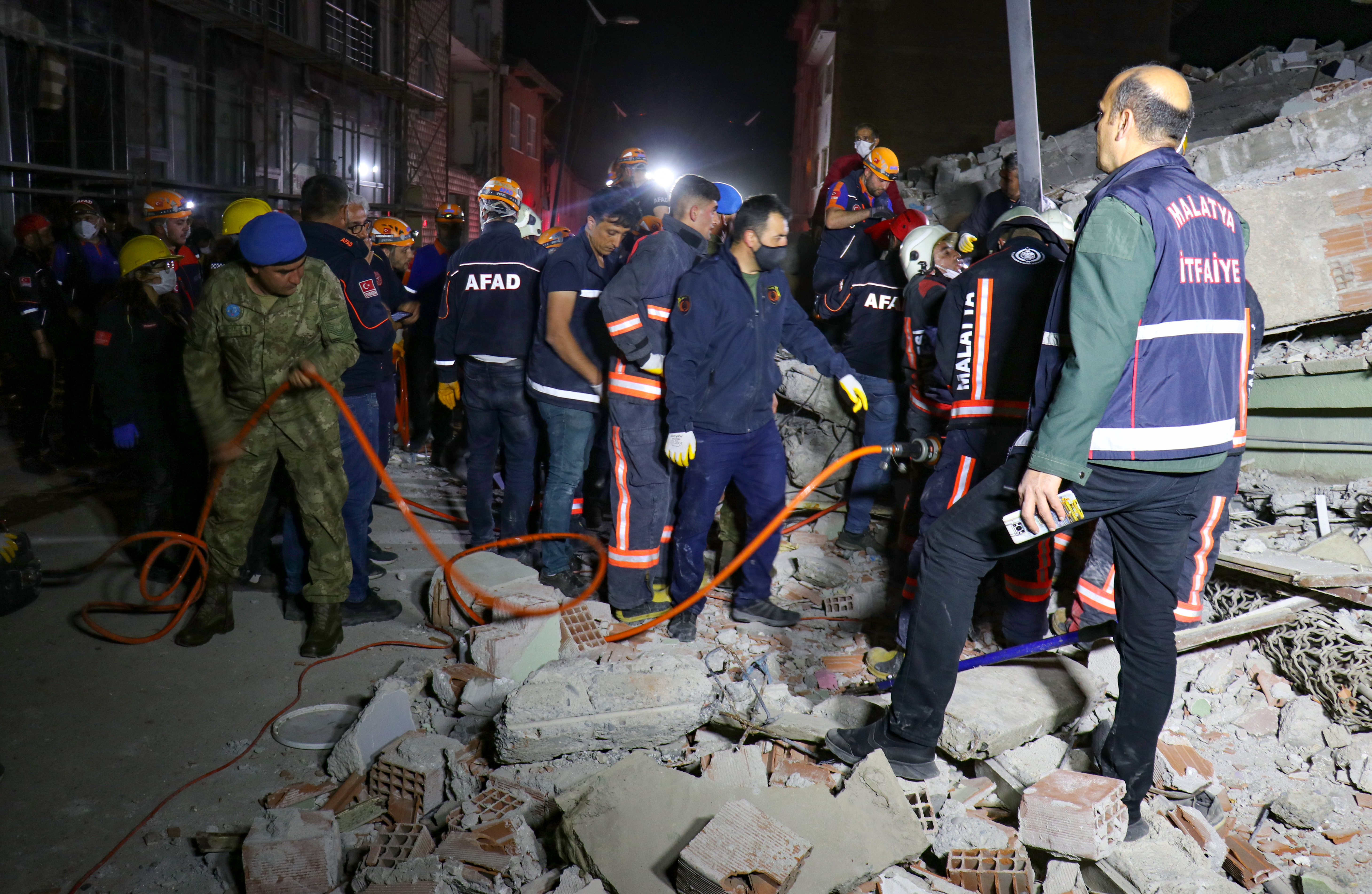 Malatya'da bina çöktü: Orhan Cücün öldü