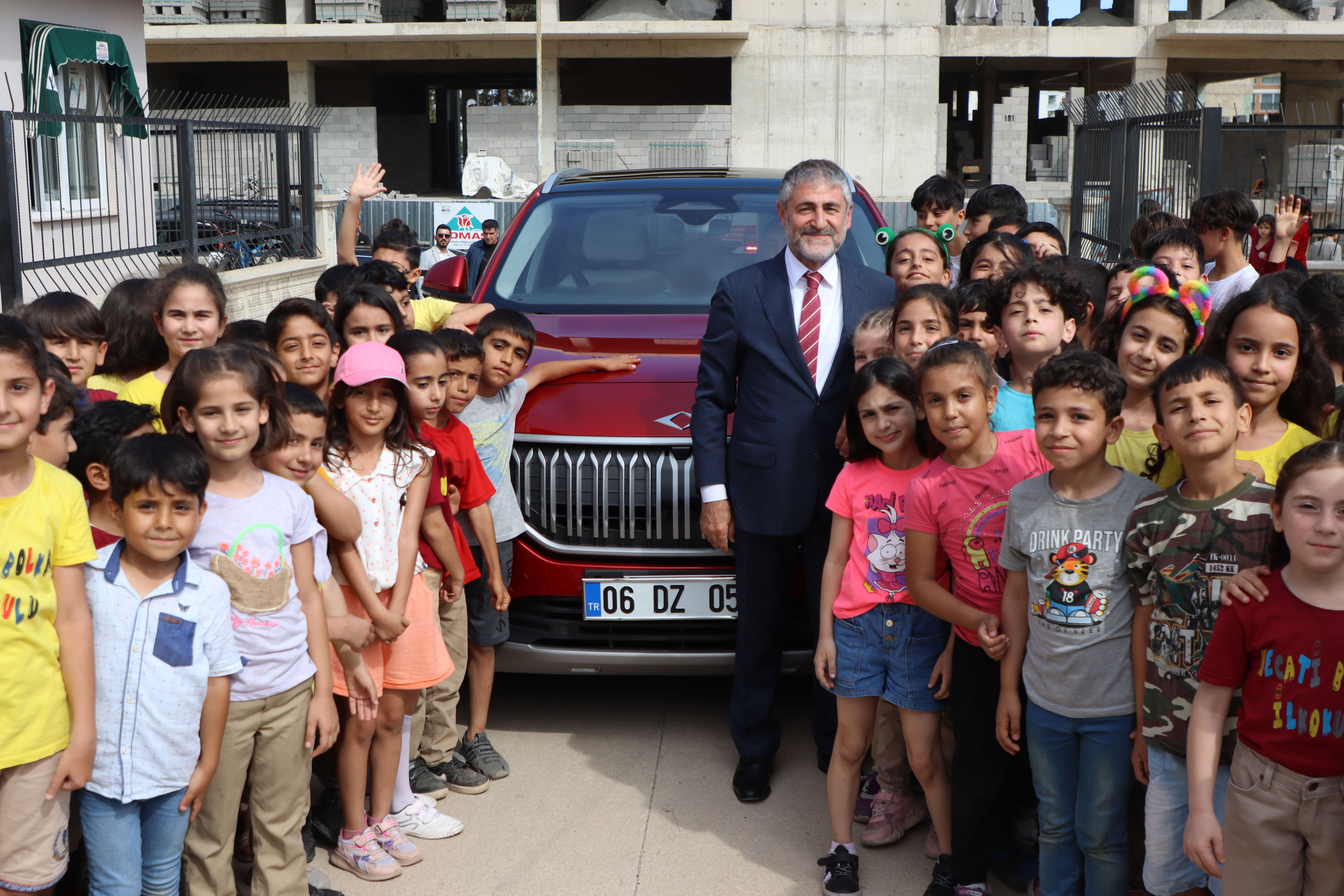 Bakan Nebati Mersin'de çocuklara Togg'u anlattı!