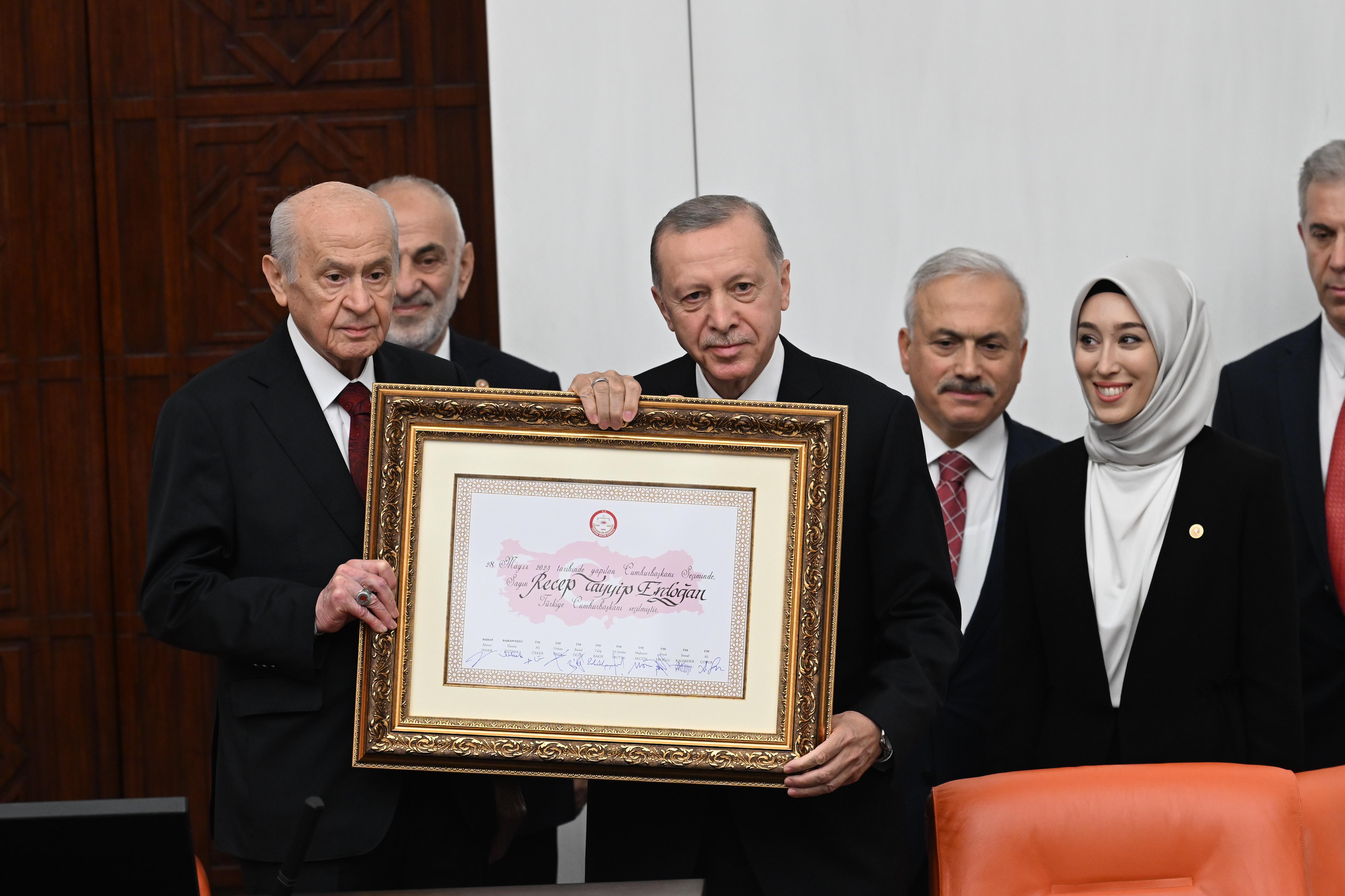 Cumhurbaşkanı Erdoğan TBMM'de yemin ederek görevine başladı. Gerginlik çıktı