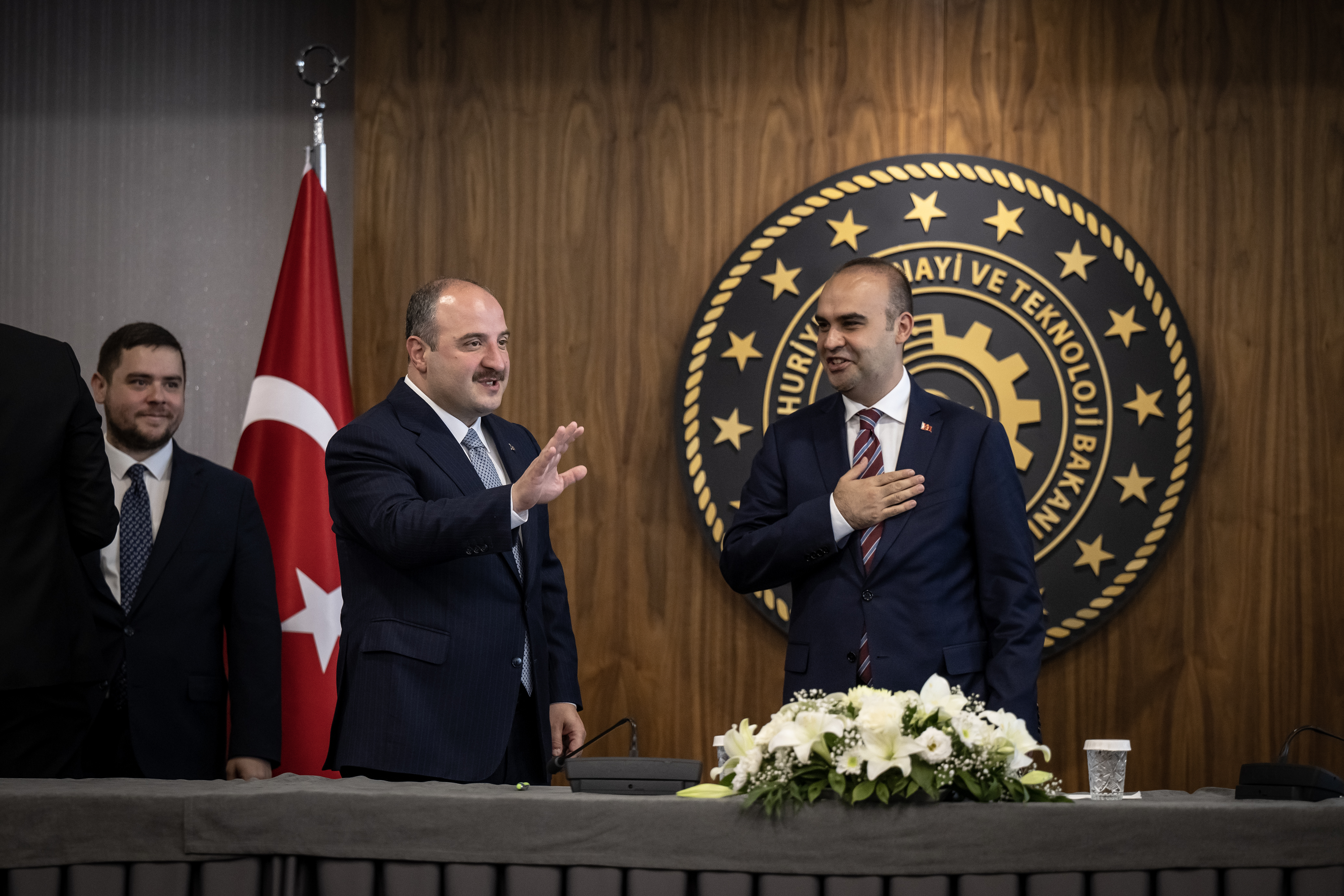 Yeni bakan Kacır konuşurken Mustafa Varank araya girdi. Öyle bir espri yaptı ki!