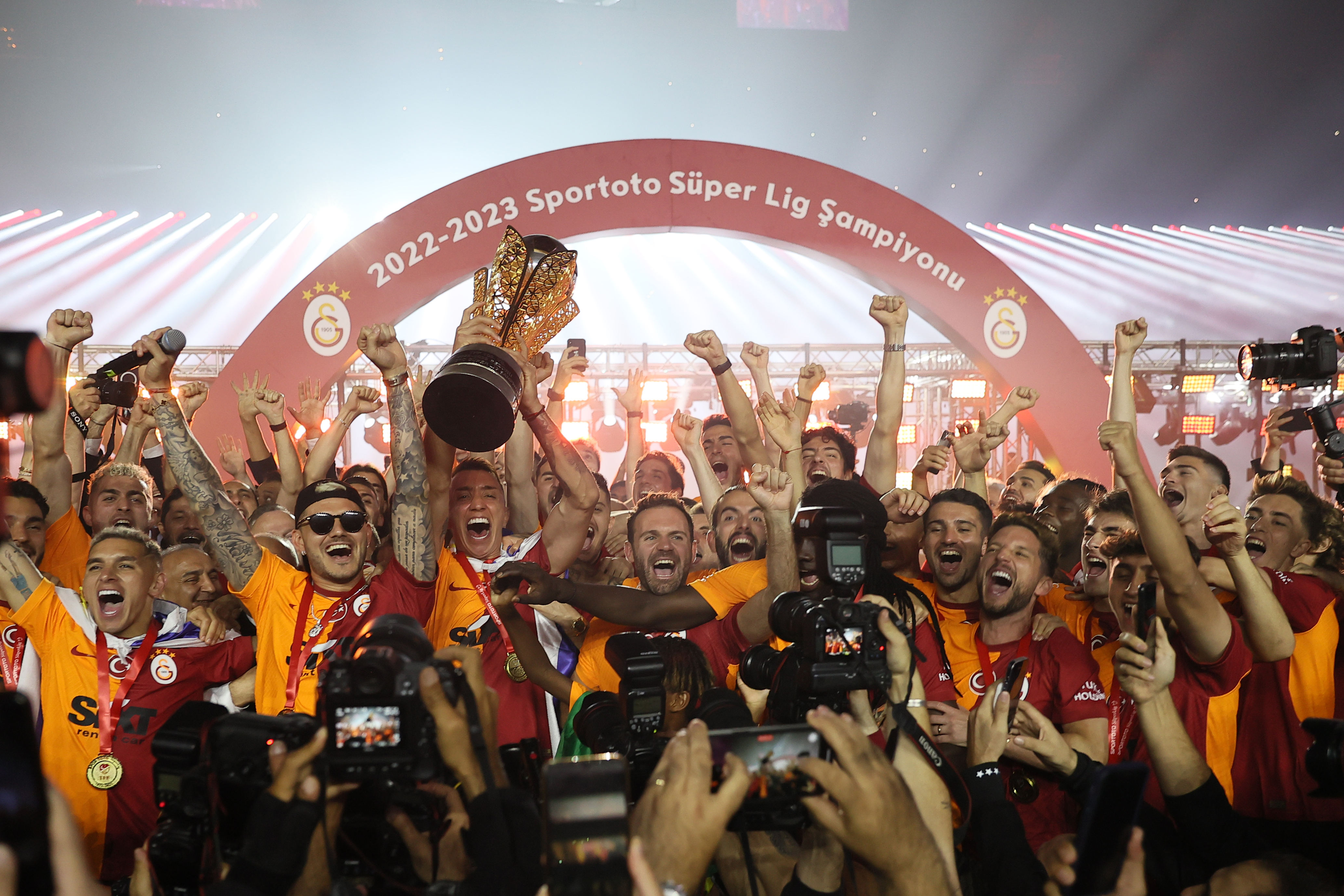 Galatasaray,  şampiyonluk kupasını kaldırdı