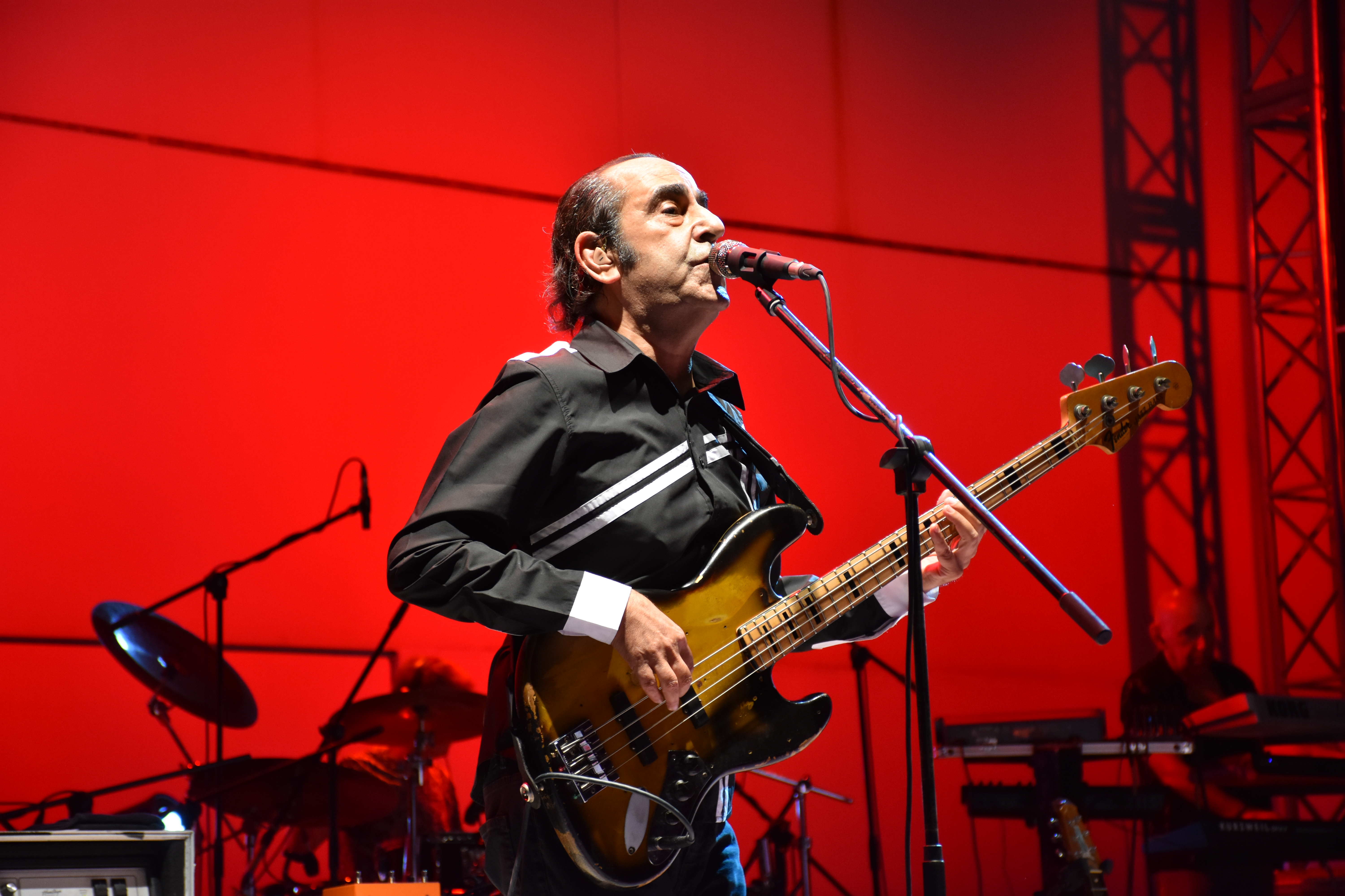 Sanat dünyasının acı kaybı. Özkan Uğur hayatını kaybetti. Özkan Uğur kimdir?