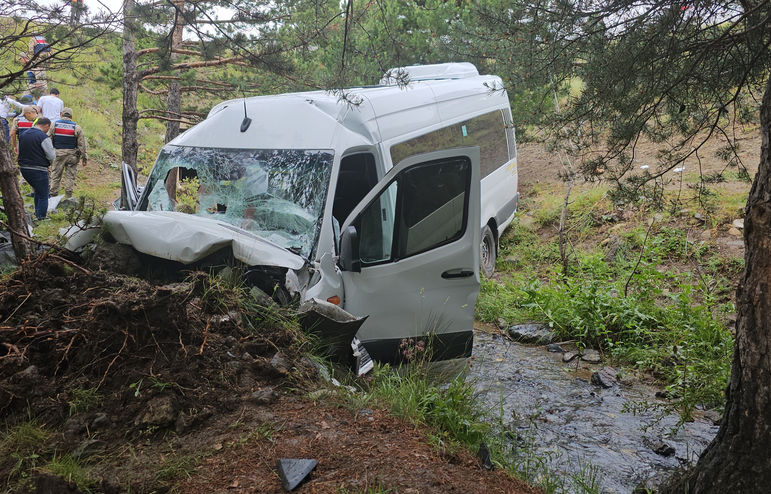 İstanbul'daki düğünden Erzurum'a dönüyorlardı. Erzincan'da minibüs devrildi: 4 kişi öldü