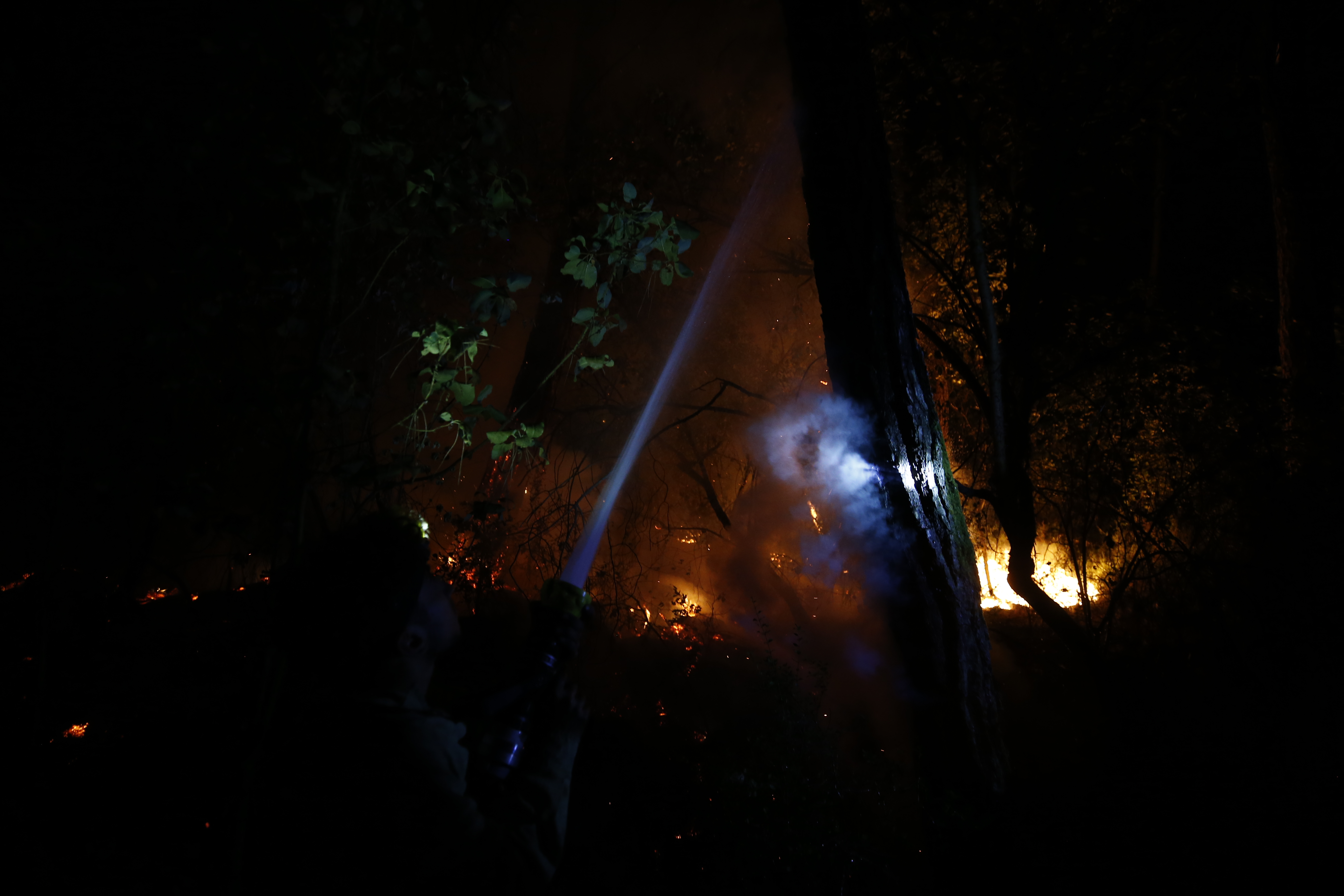 Antalya Kemer'de büyük yangın. Evler boşaltıldı. Hastaneye kaldırılanlar var