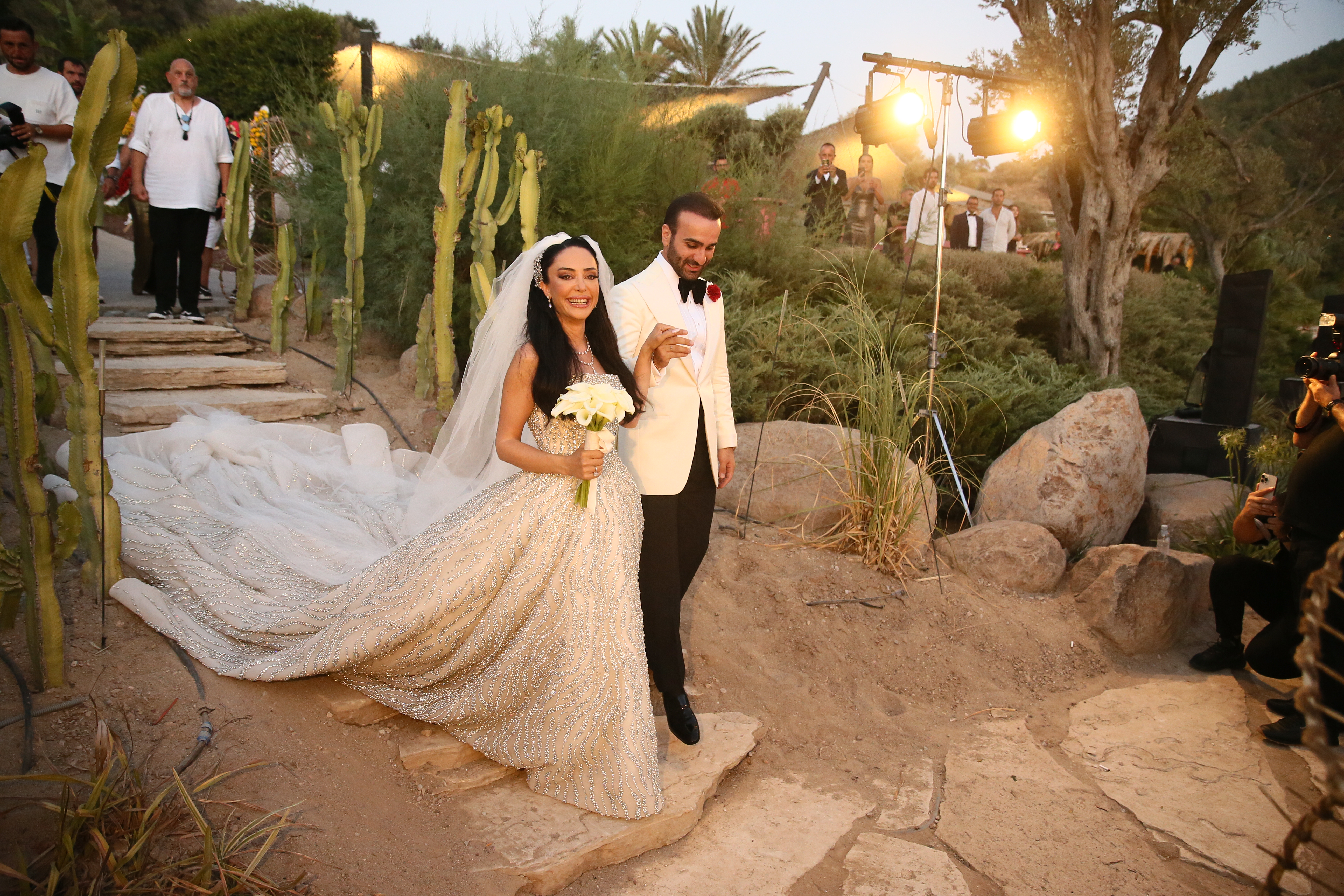 Şule Alp Cem Duman'la evlendi. 70 kiloluk gelinlik giydi