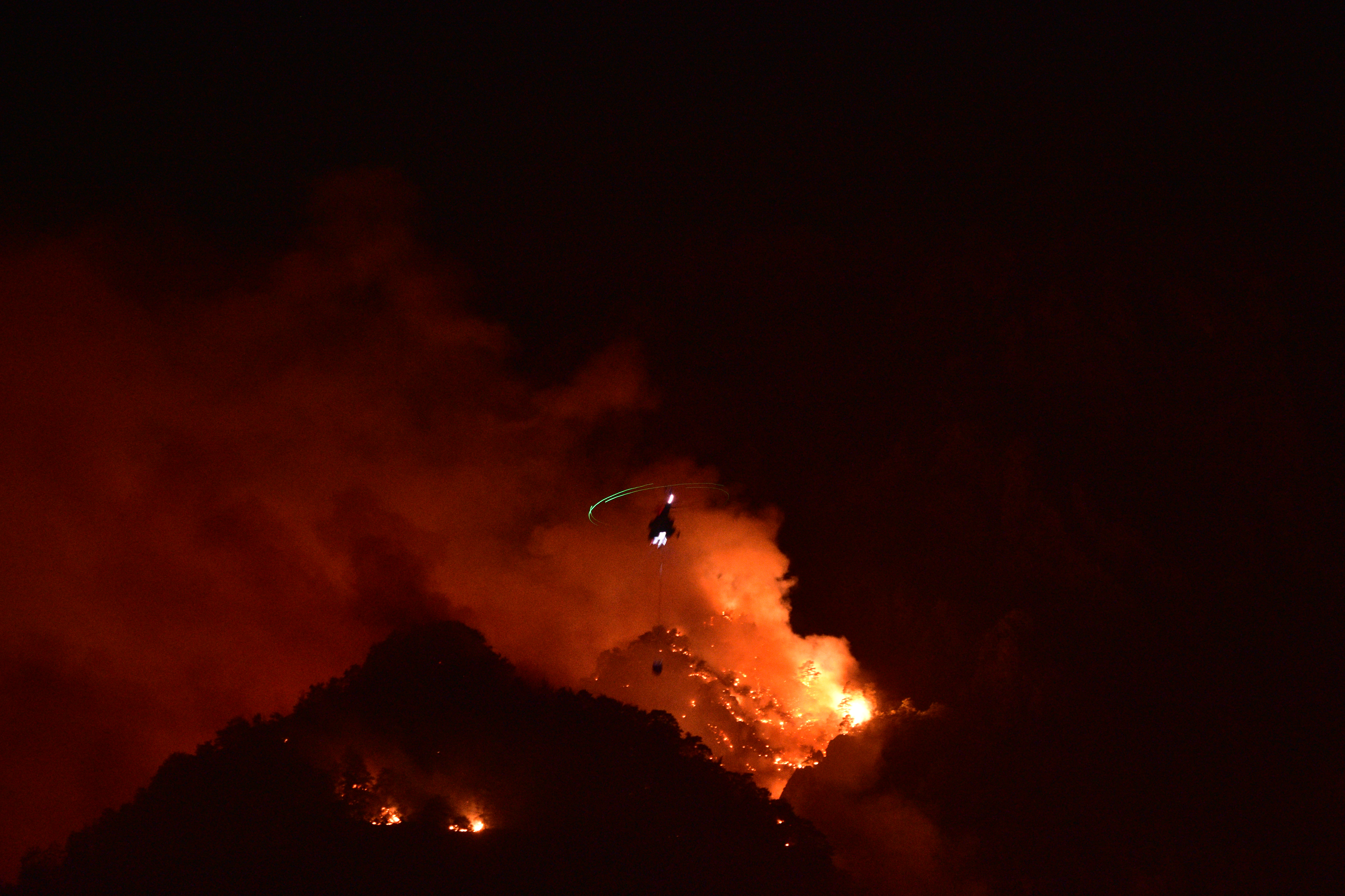 Kemer hala yanıyor. Gece görüşlü helikopterler müdahale ediyor