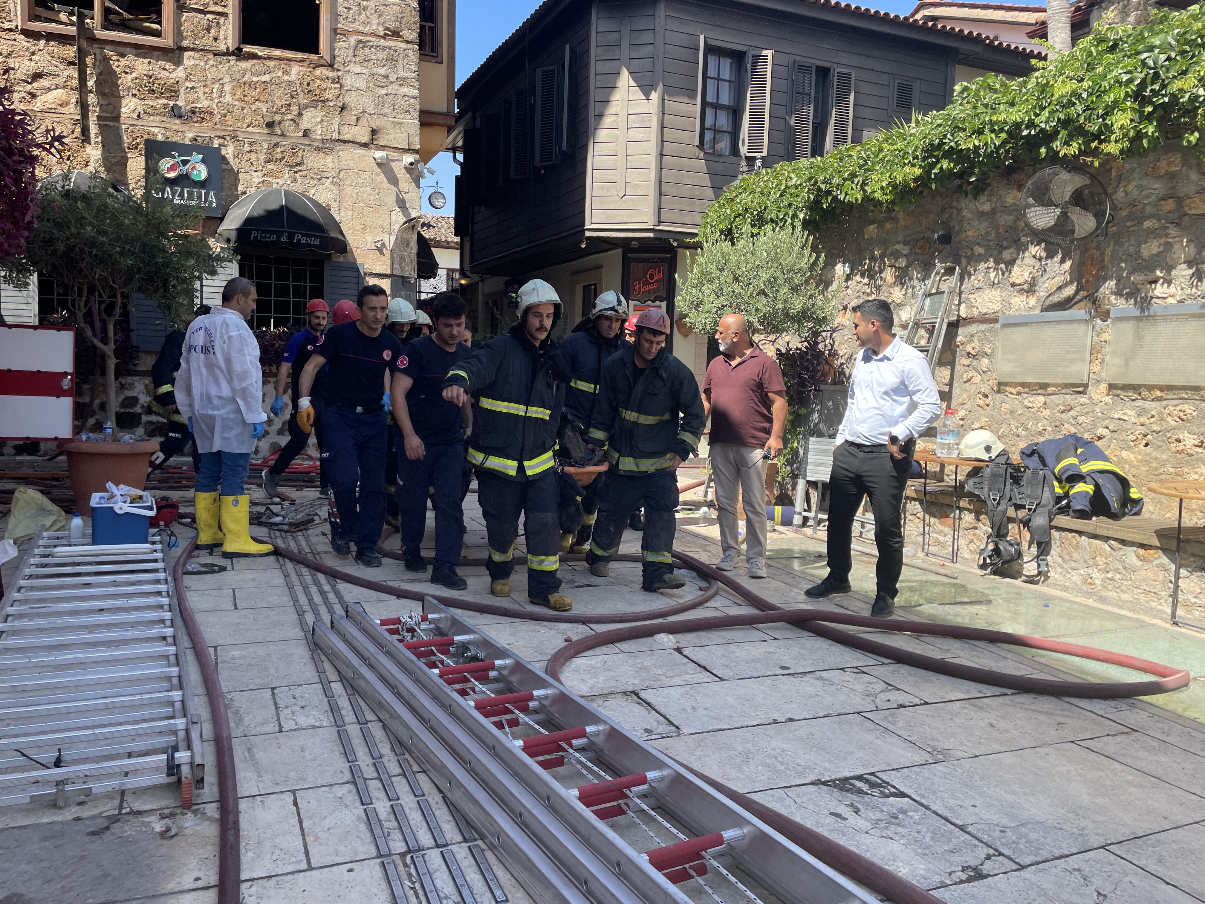 Antalya'da butik otelde facia: Yangında 2 turist öldü,  10 kişi yaralandı