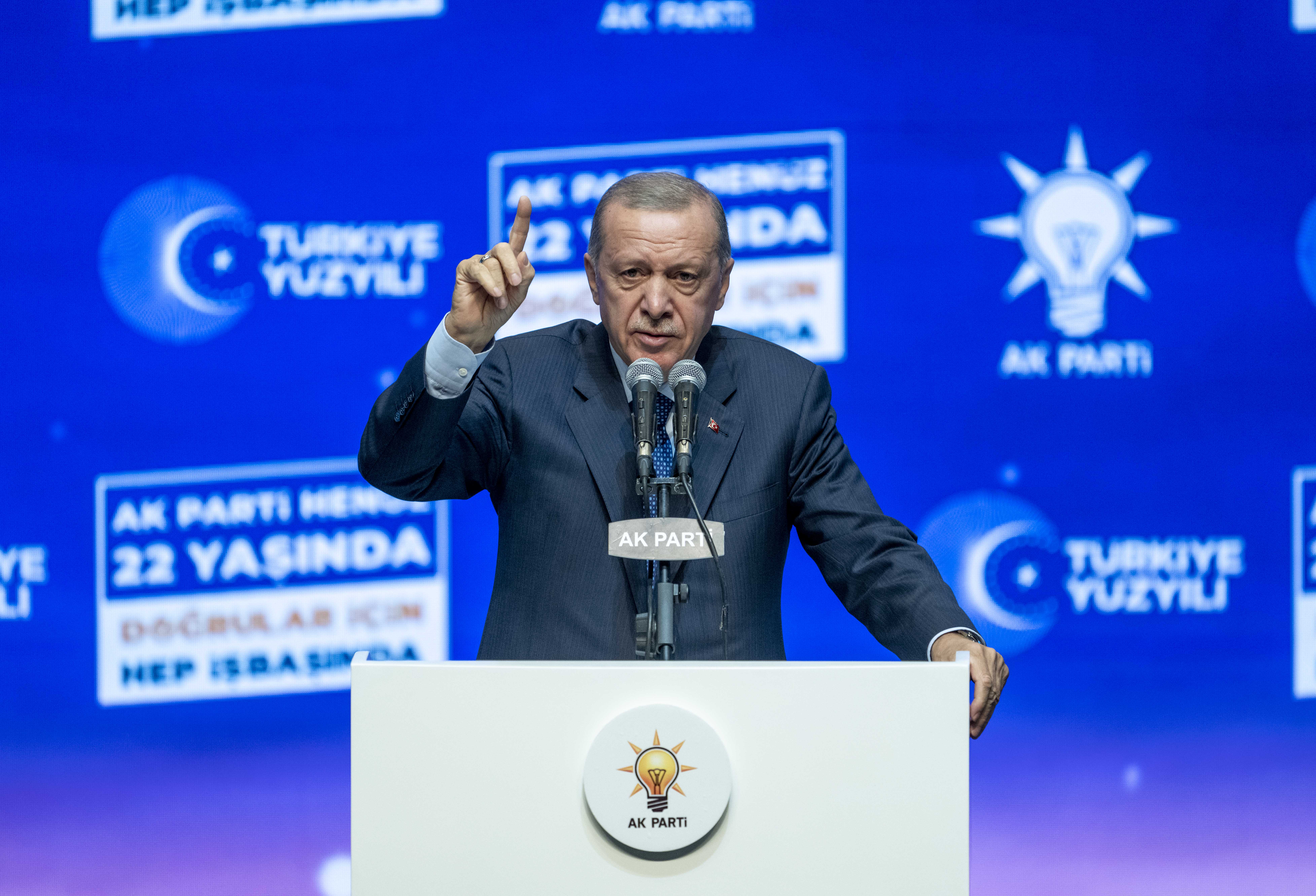 Erdoğan: Millet geleceğine el koyacaktır