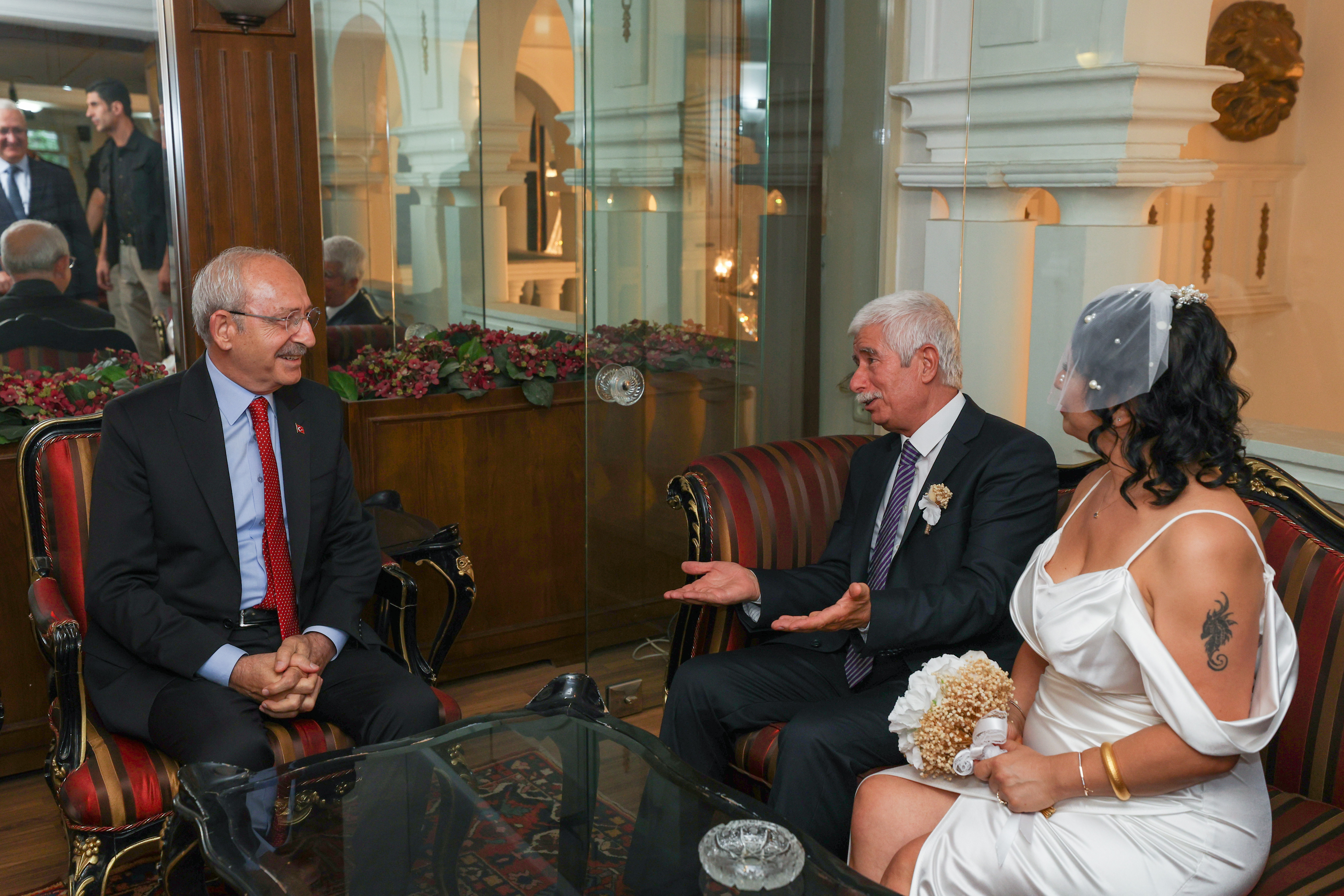 Faruk Bildirici Semra Topçu ile evlendi. Nikah şahidi Kemal Kılıçdaroğlu