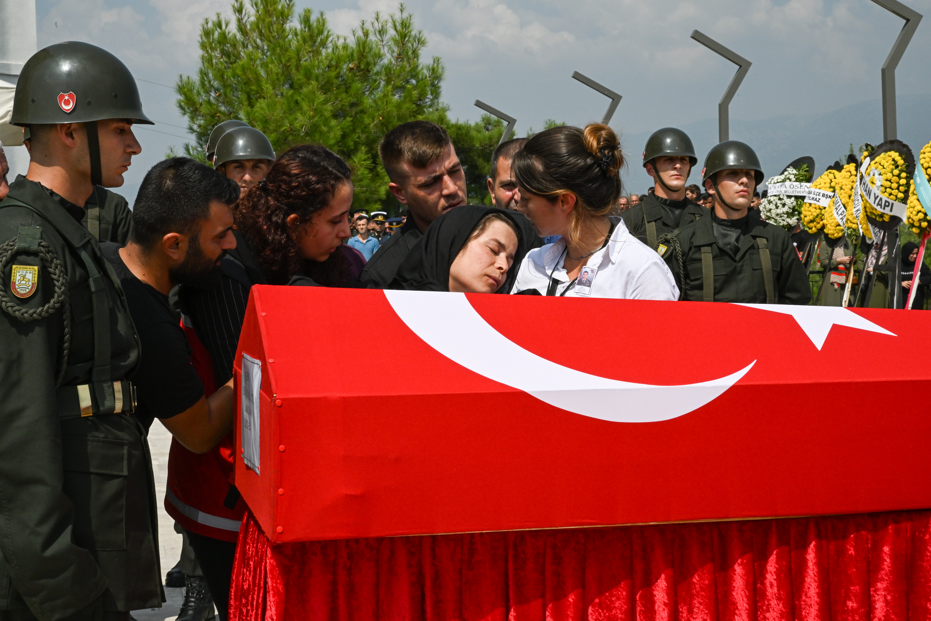 Şehit Astsubay Ünal Sipahi İzmir'de son yolculuğuna uğurlandı. Eşi Sevgi Sipahi'nin sözleri yürekleri parçaladı