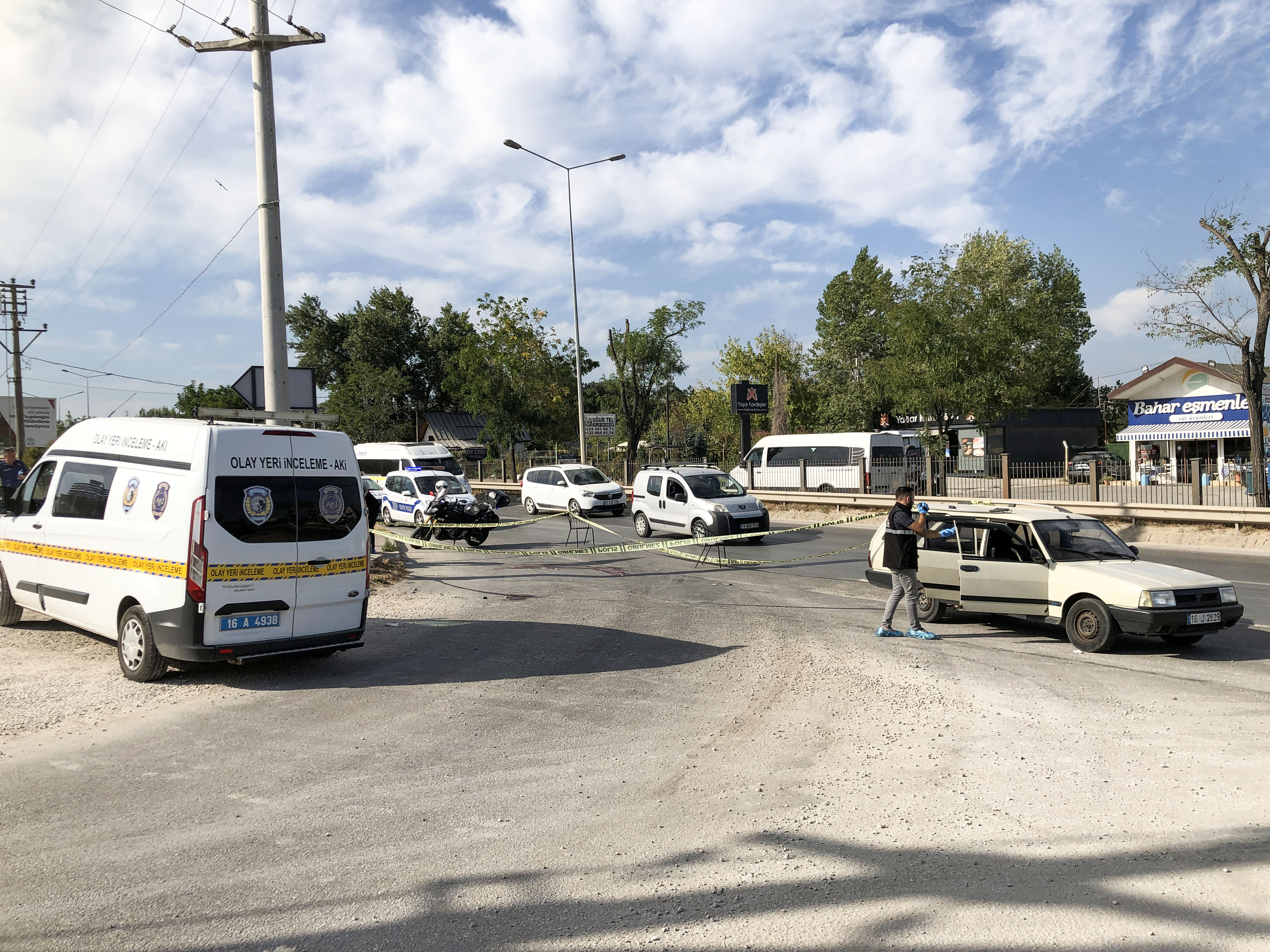 Cani adam arabadan inip kaçmaya çalışan karısını yakalayıp defalarca bıçakladı. Leyla Kaya öldü