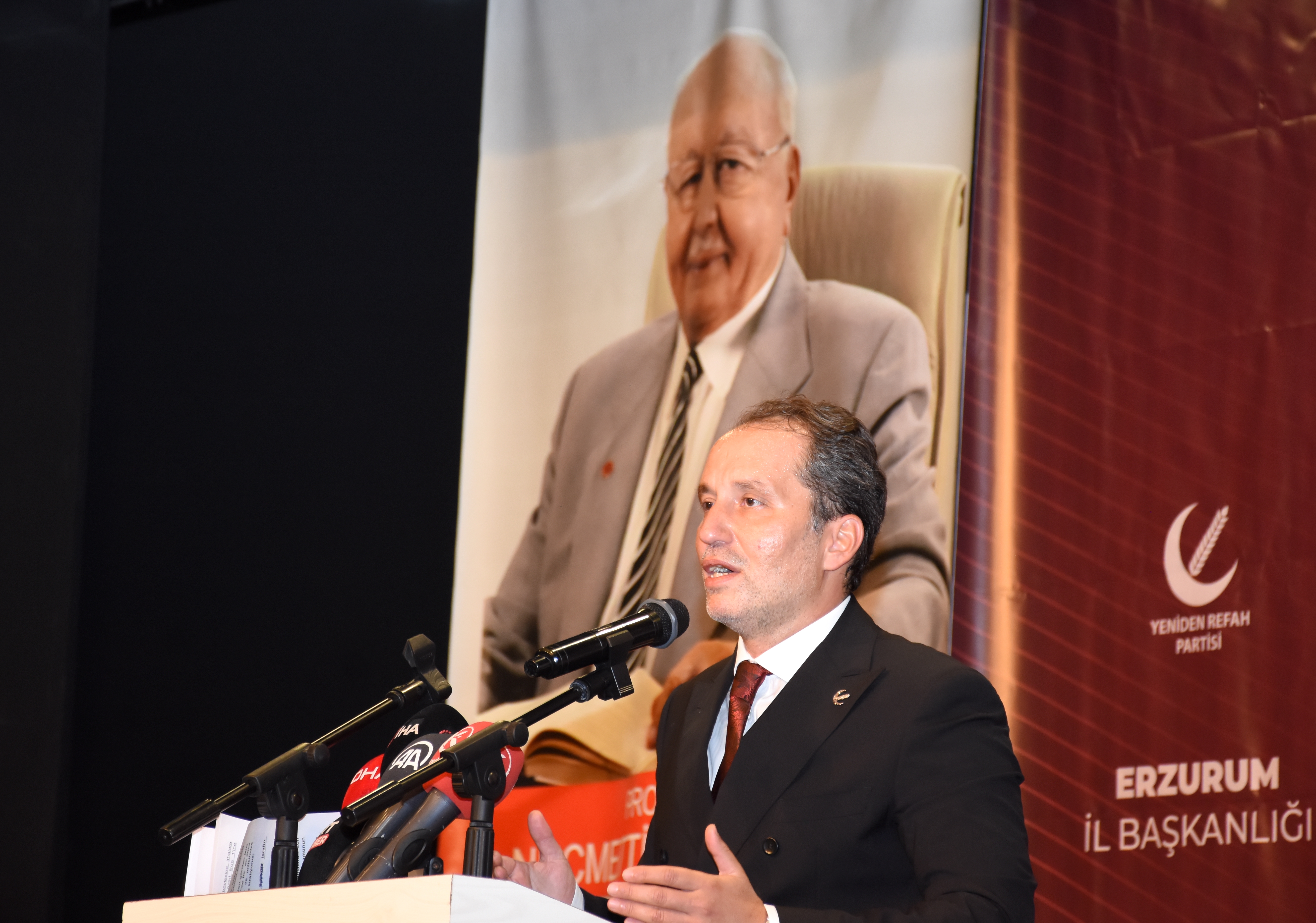 Erbakan: Kim kimin babası,  kim kimin kızı,  kim kimin kardeşi veya eşi belli değil