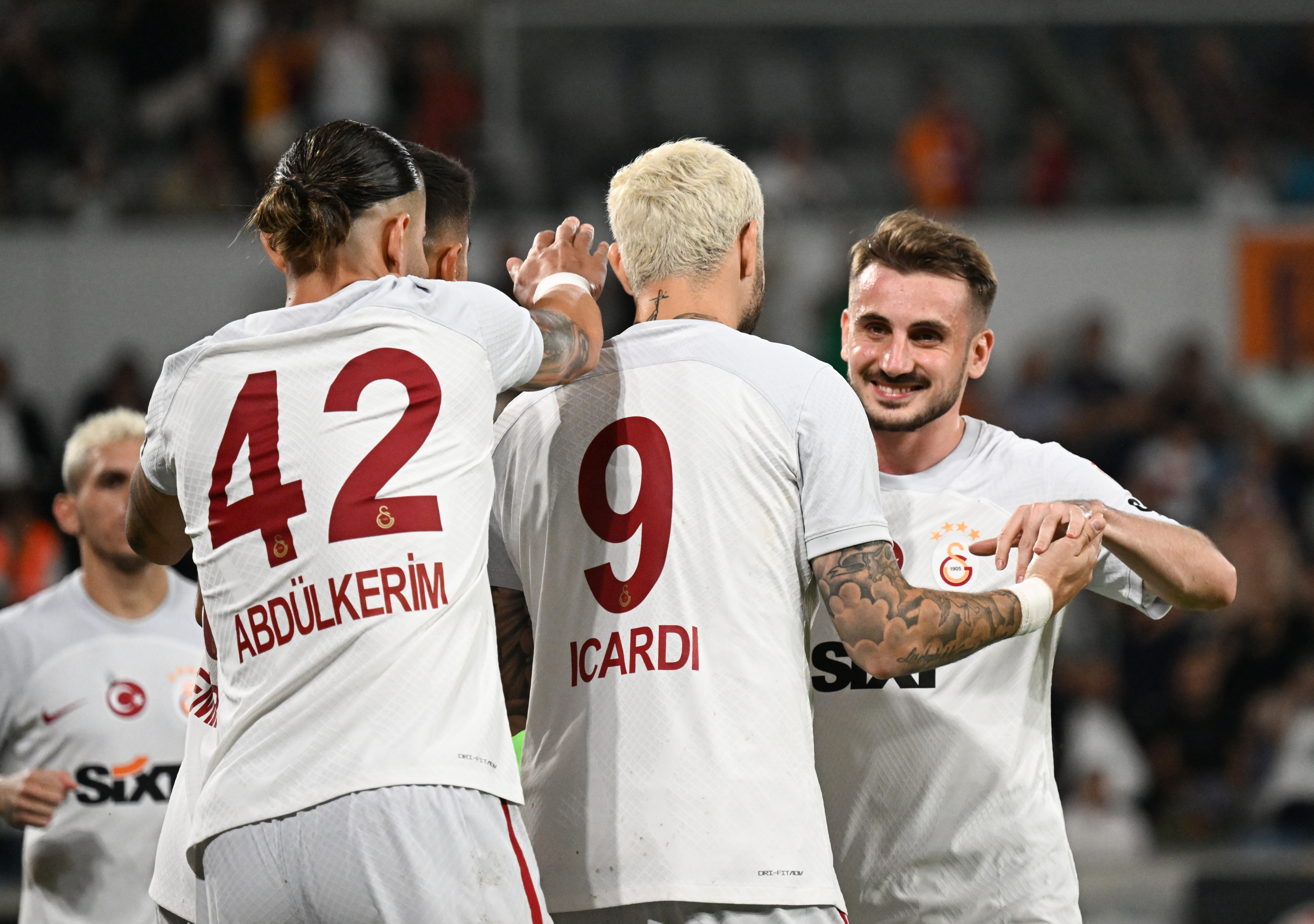 Galatasaray Başakşehir'i vurdu ligin zirvesine kuruldu