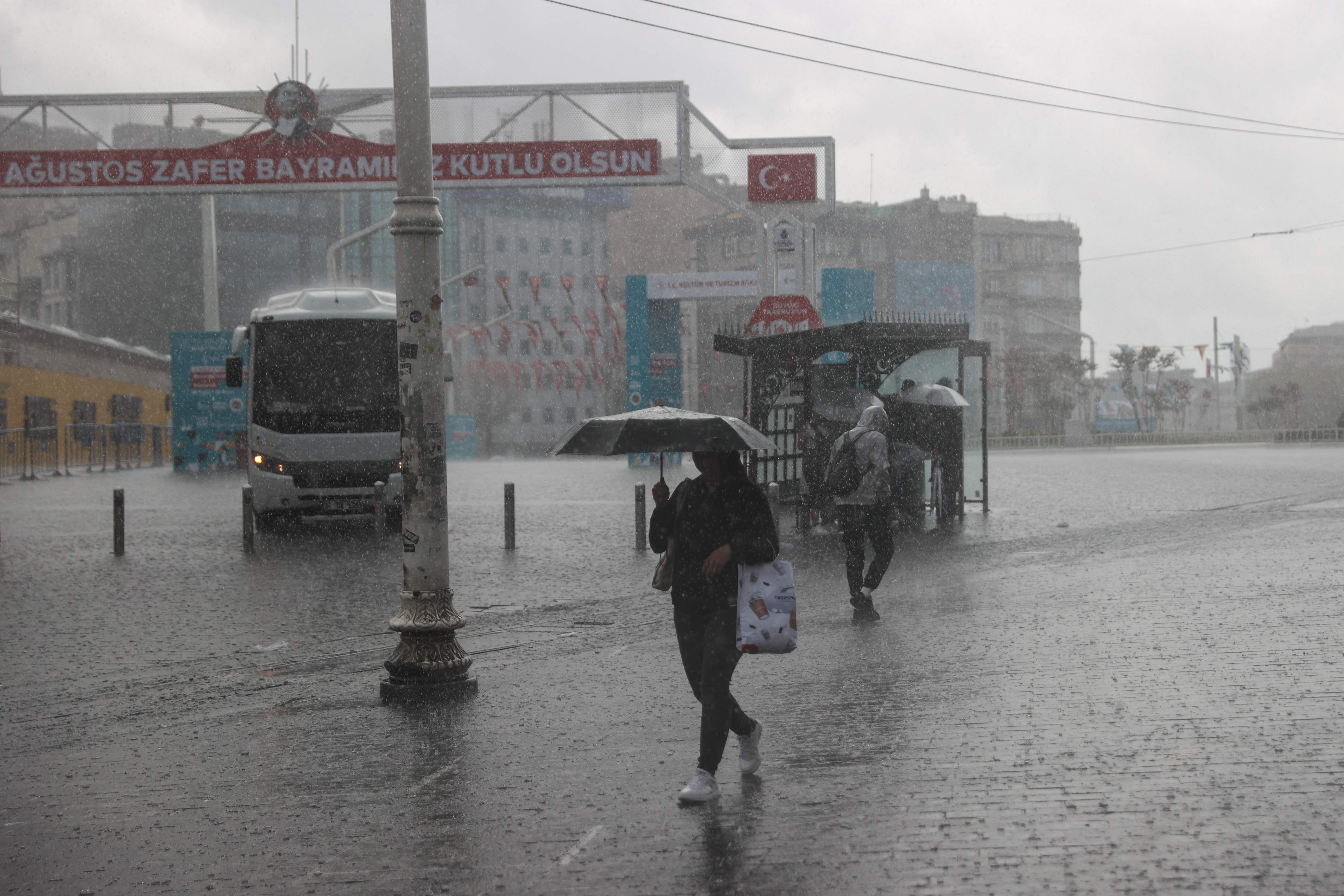 Bu illerde yaşayanlar dikkat! Meteoroloji açıkladı: Çok şiddetli yağacak,  sel,  su baskını tehlikesi