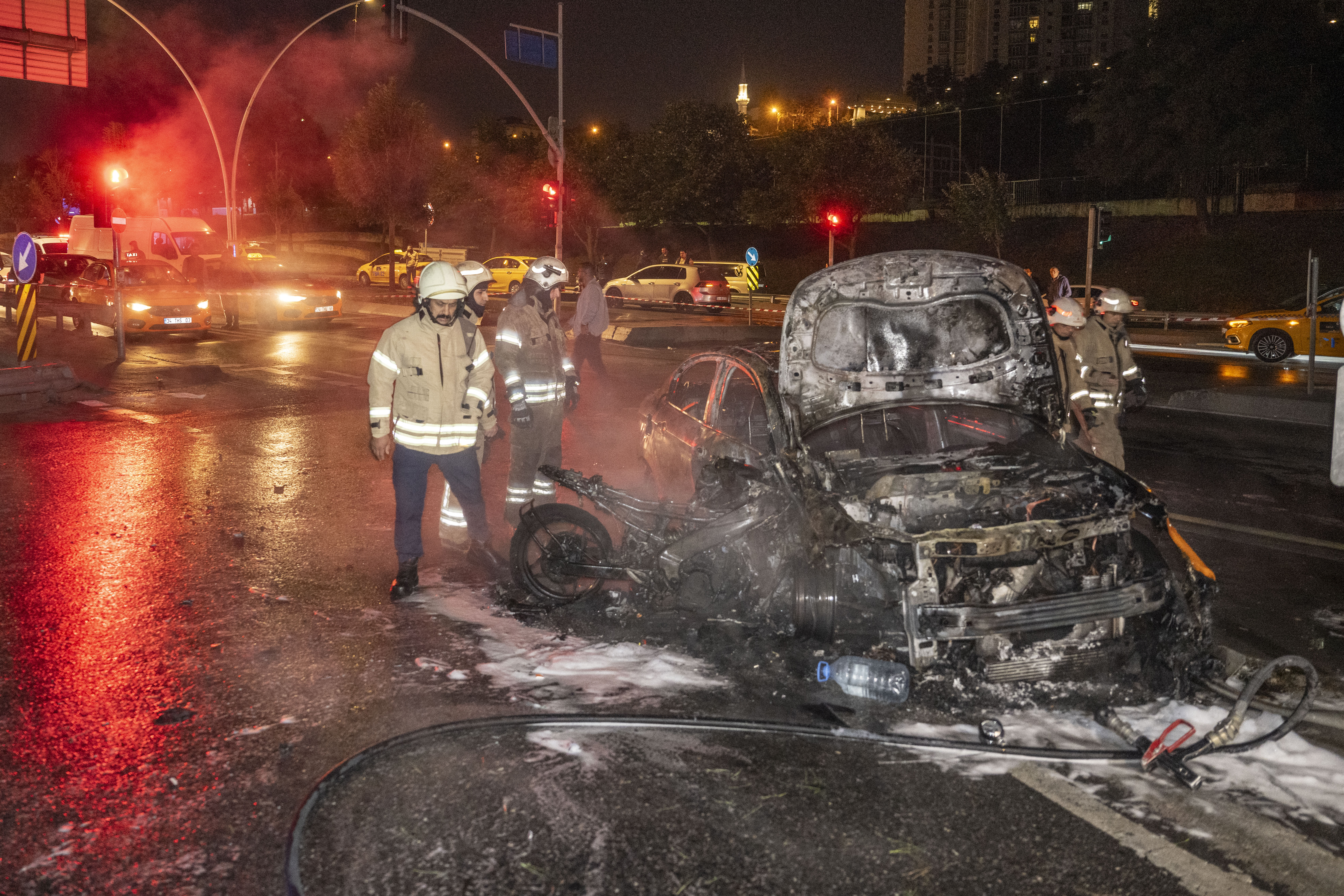 Gaziosmanpaşa'da çarpışan taksi ile motosiklet alev alev yandı. 1 kişi öldü
