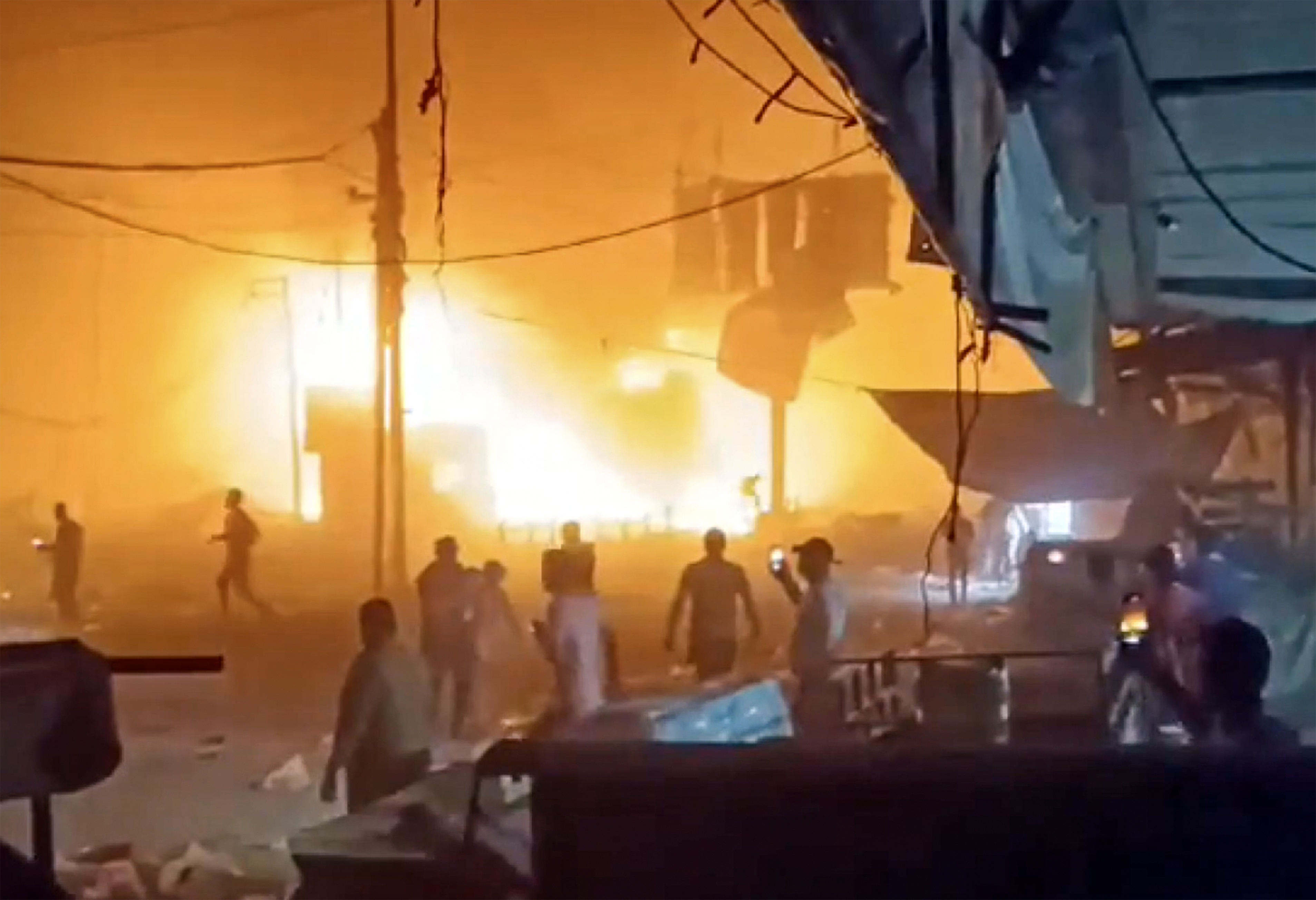 İsrail,  Gazze'de Nuseyrat Mülteci Kampı'nı bombaladı. O anlar saniye saniye görüntülendi