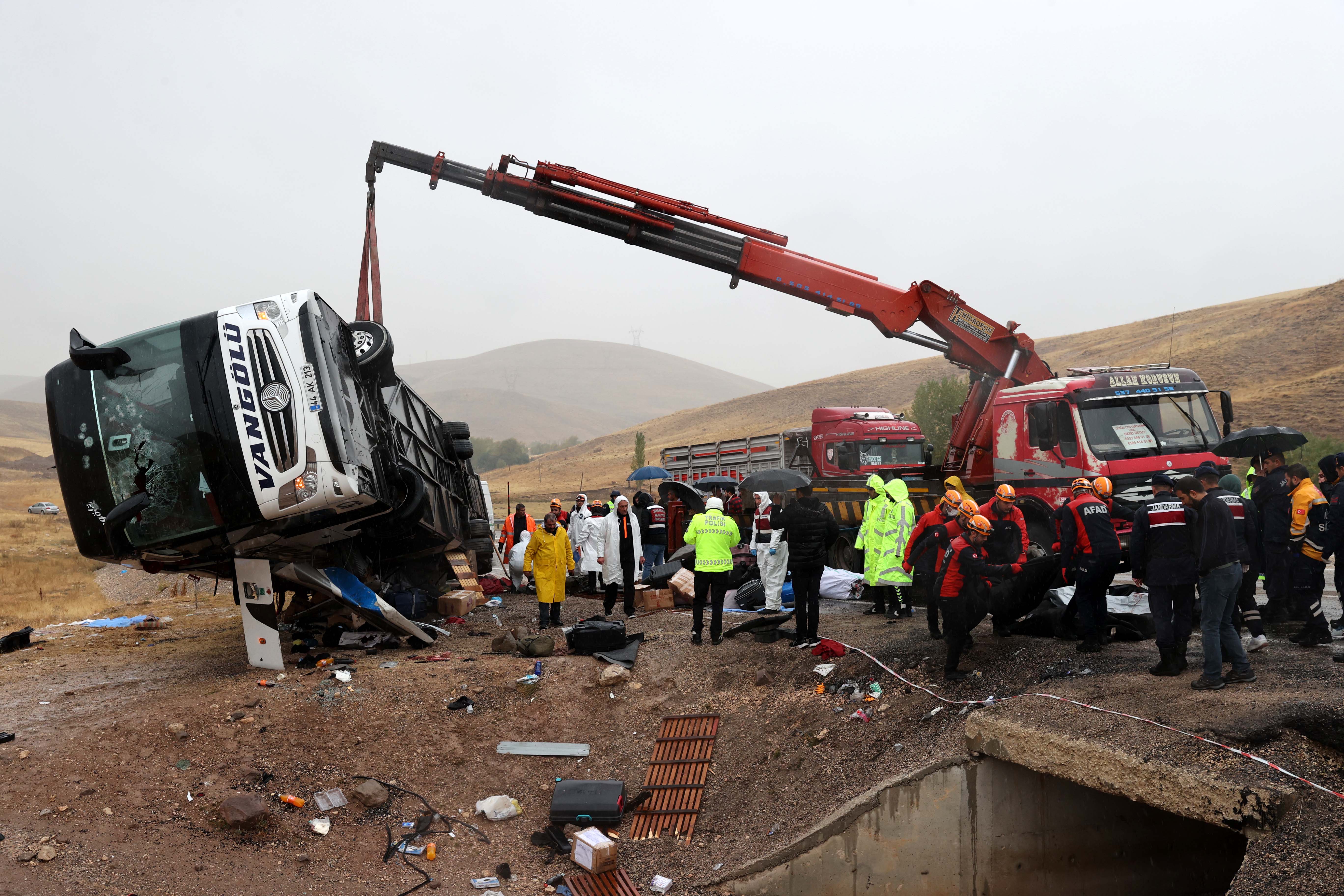 Sivas'ta yolcu otobüsü devrildi. 7 kişi hayatını kaybetti. Ölenlerin kimlikleri belli oldu