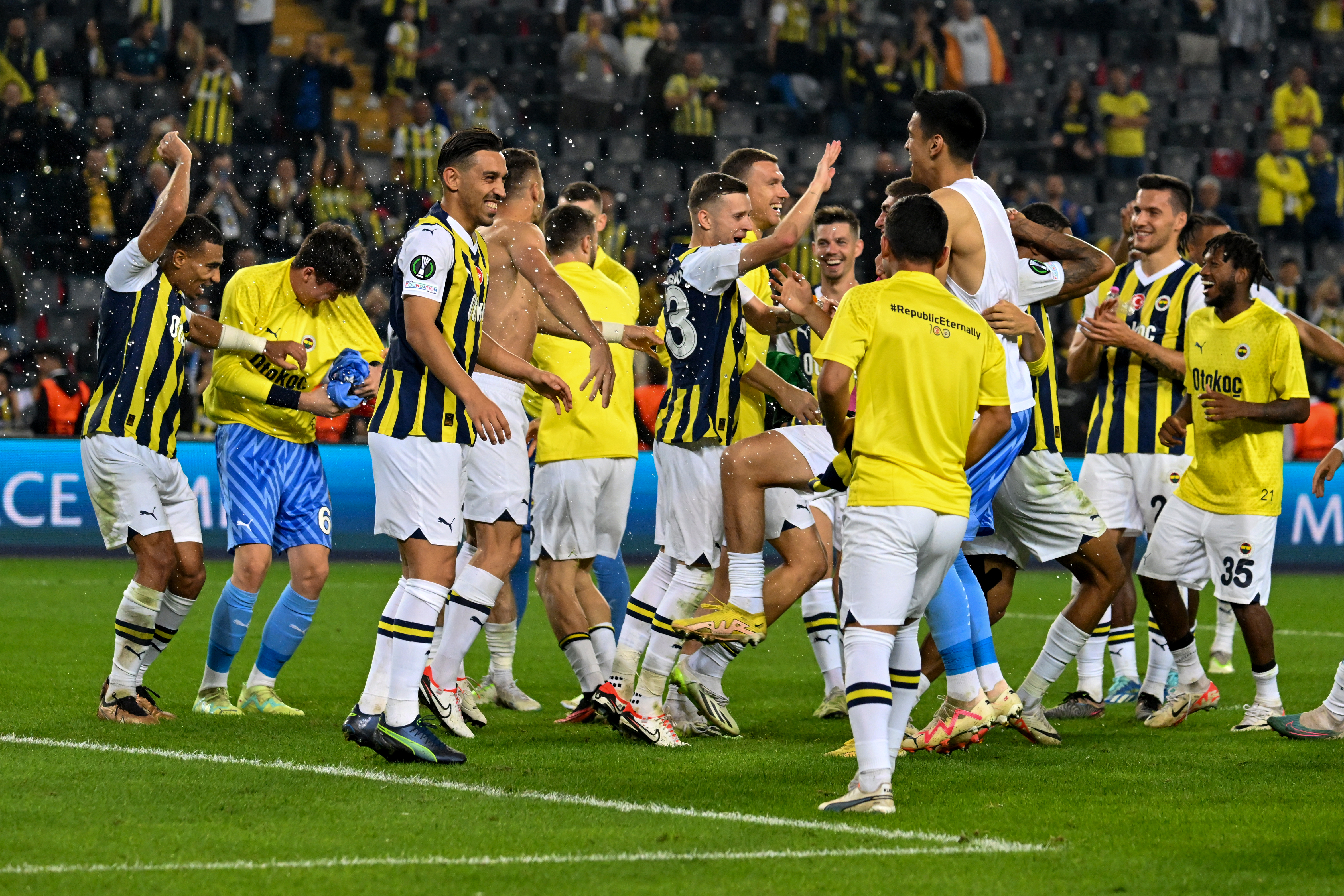 Kadıköy'de Fener alayı. Ludogorets'i de yıktı,  18'de 18 yaptı