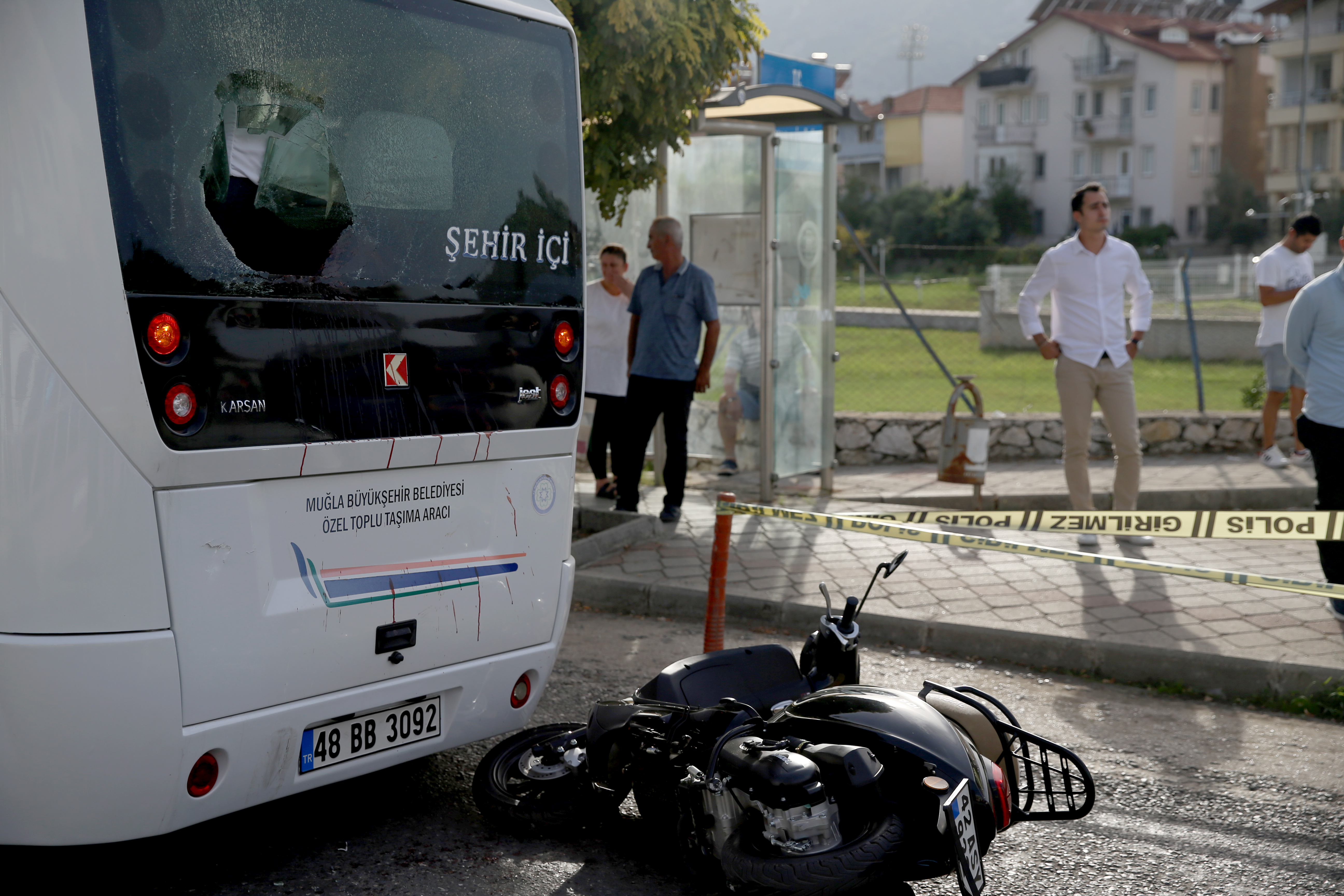 Fethiye'de motosikletiyle çarptığı minibüsün camı boğazını kesen Hüseyin Özbek öldü