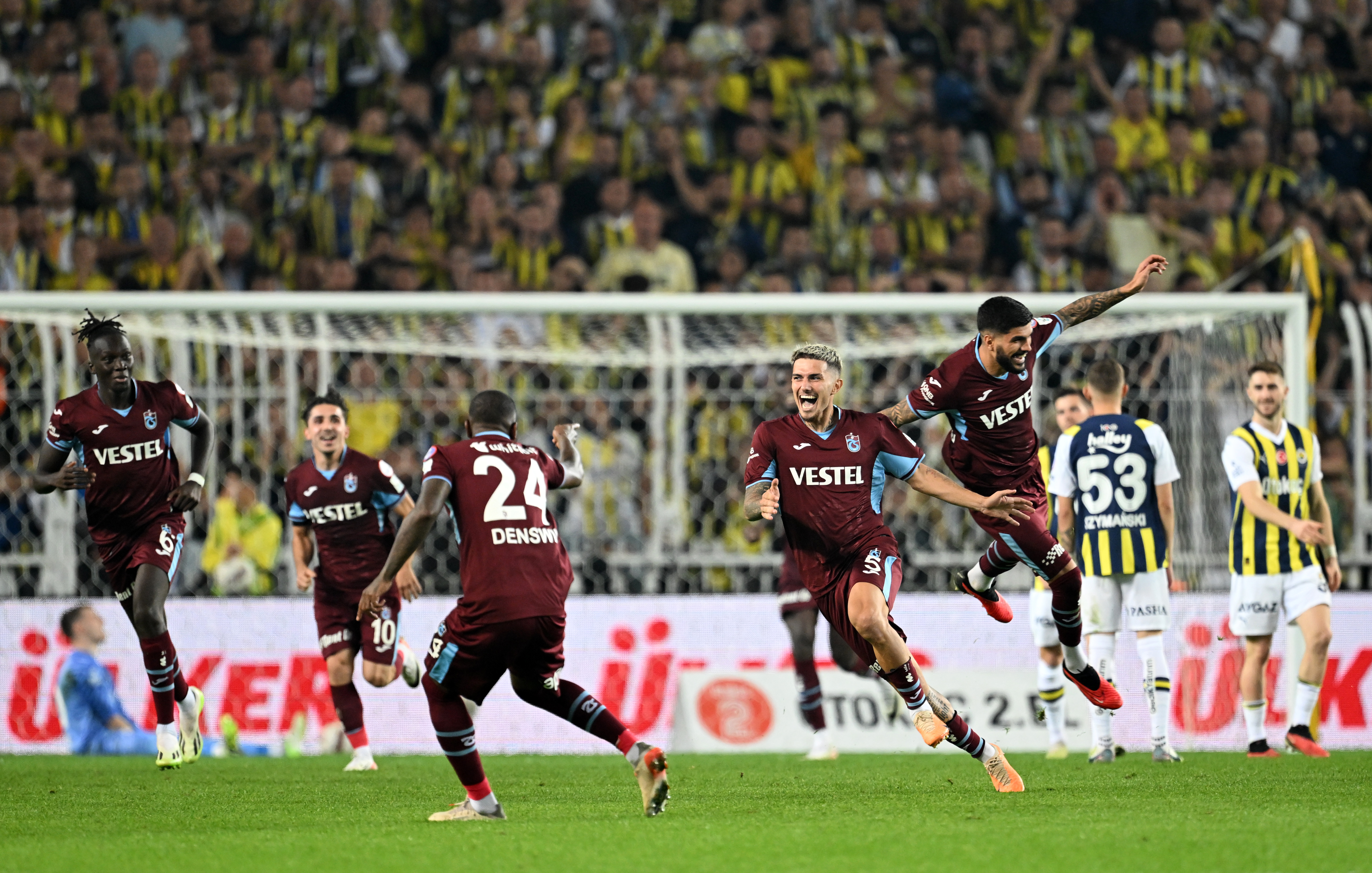 Kadıköy yıkıldı. Trabzonspor 26 yıl sonra kazandı. Fenerbahçe liderliği de bıraktı