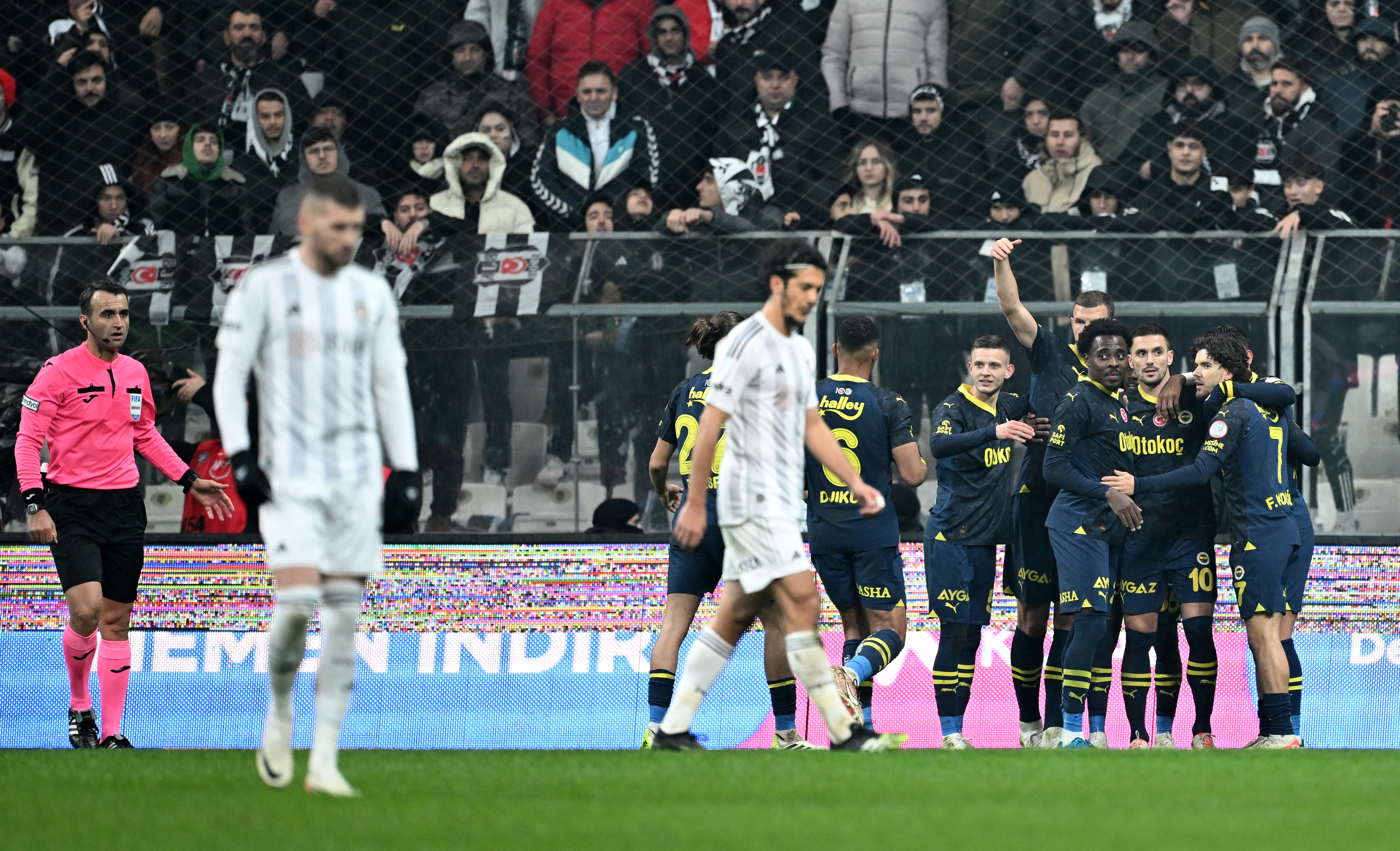 Dolmabahçe'den Fenerbahçe geçti. Beşiktaş direnemedi