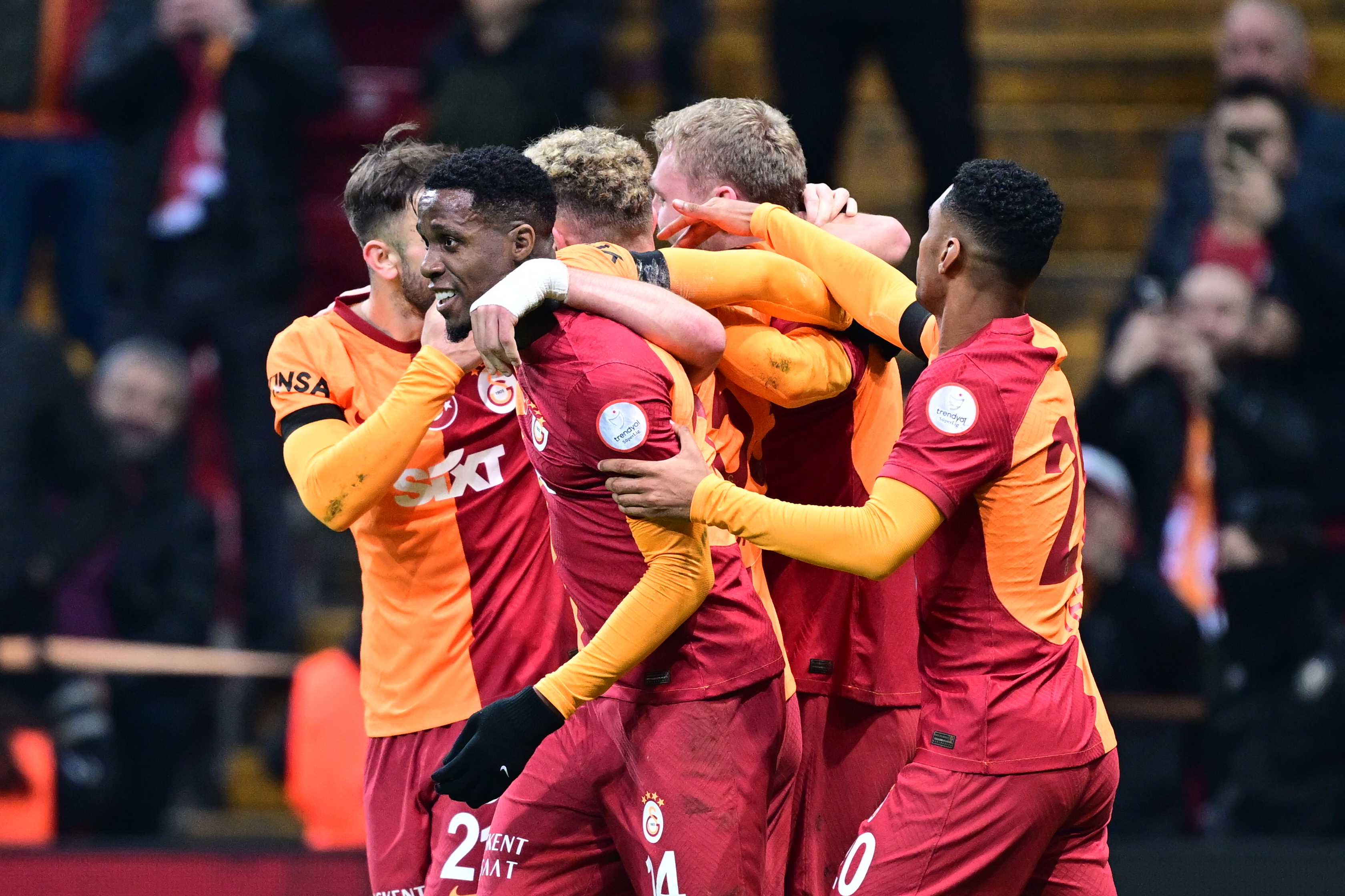 Galatasaray'ı Kayserispor karşısında VAR'dan gelen penaltı kurtardı