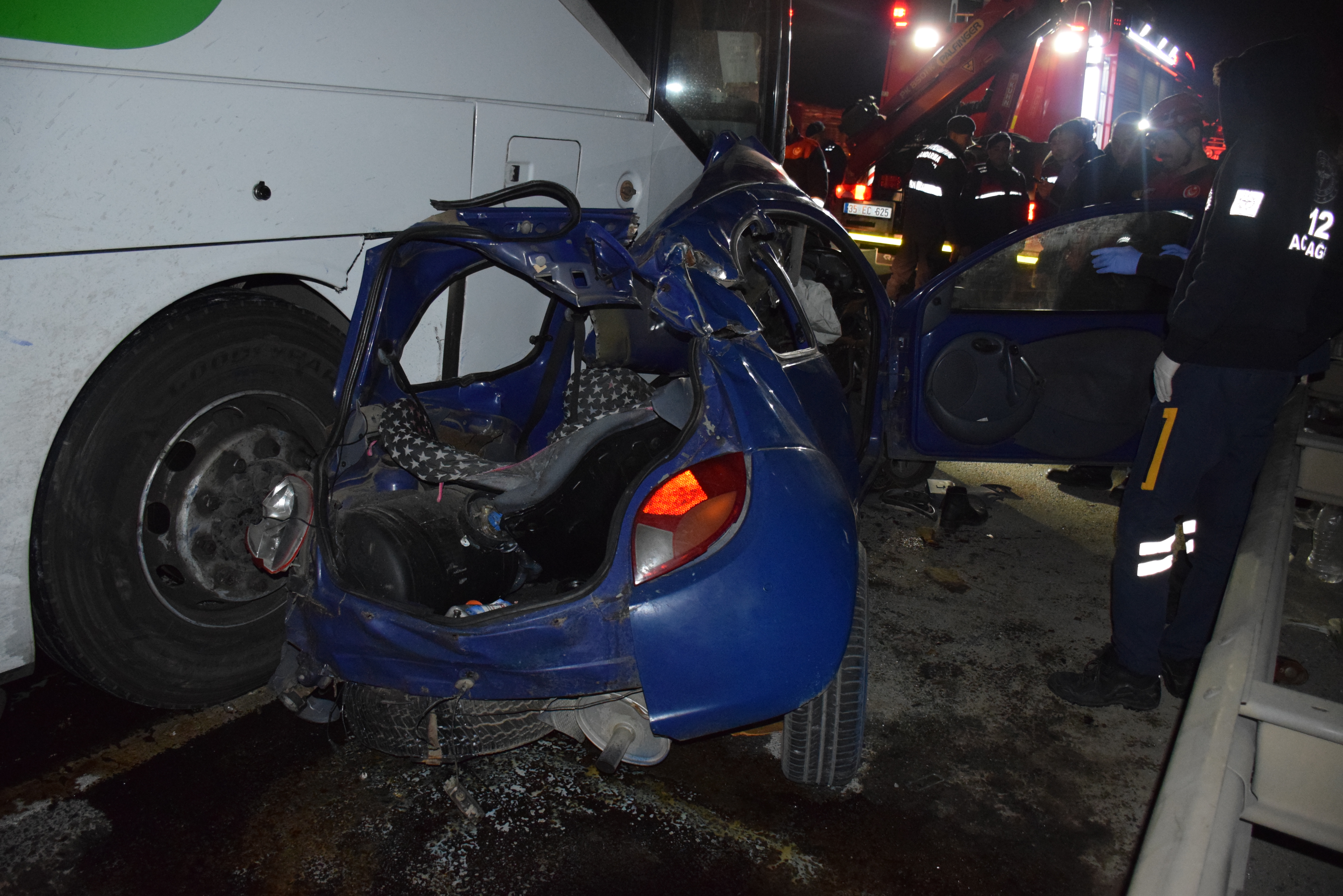 İzmir'de yolcu otobüsünün çarptığı otomobildeki Abdullah Demir öldü