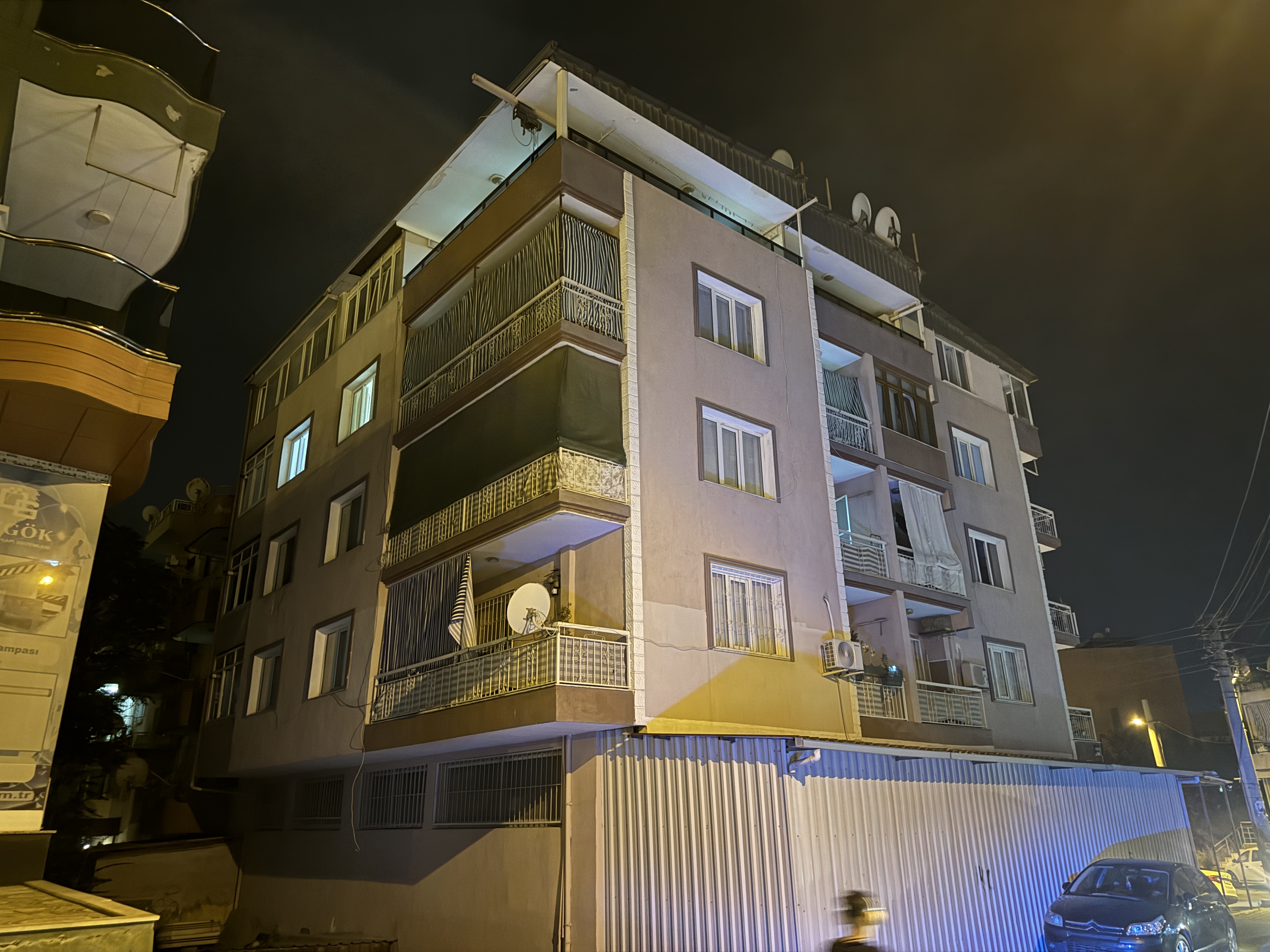 İzmir'de karısını boğduktan sonra intihar etti. İbrahim Köçer ve Nurtaç Köçer öldü