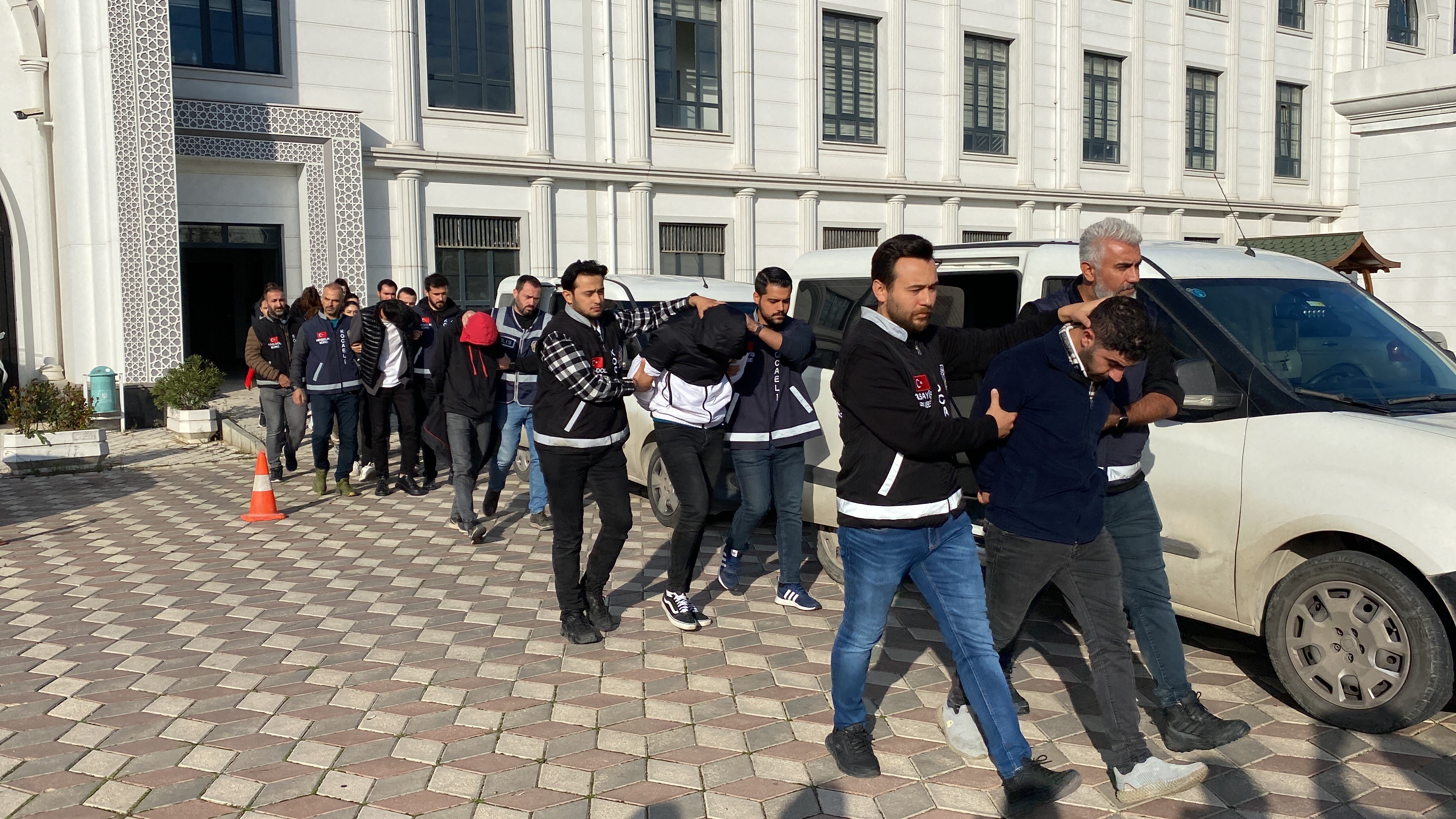 Kargo dolandırıcılığına polisten büyük operasyon: 11 gözaltı