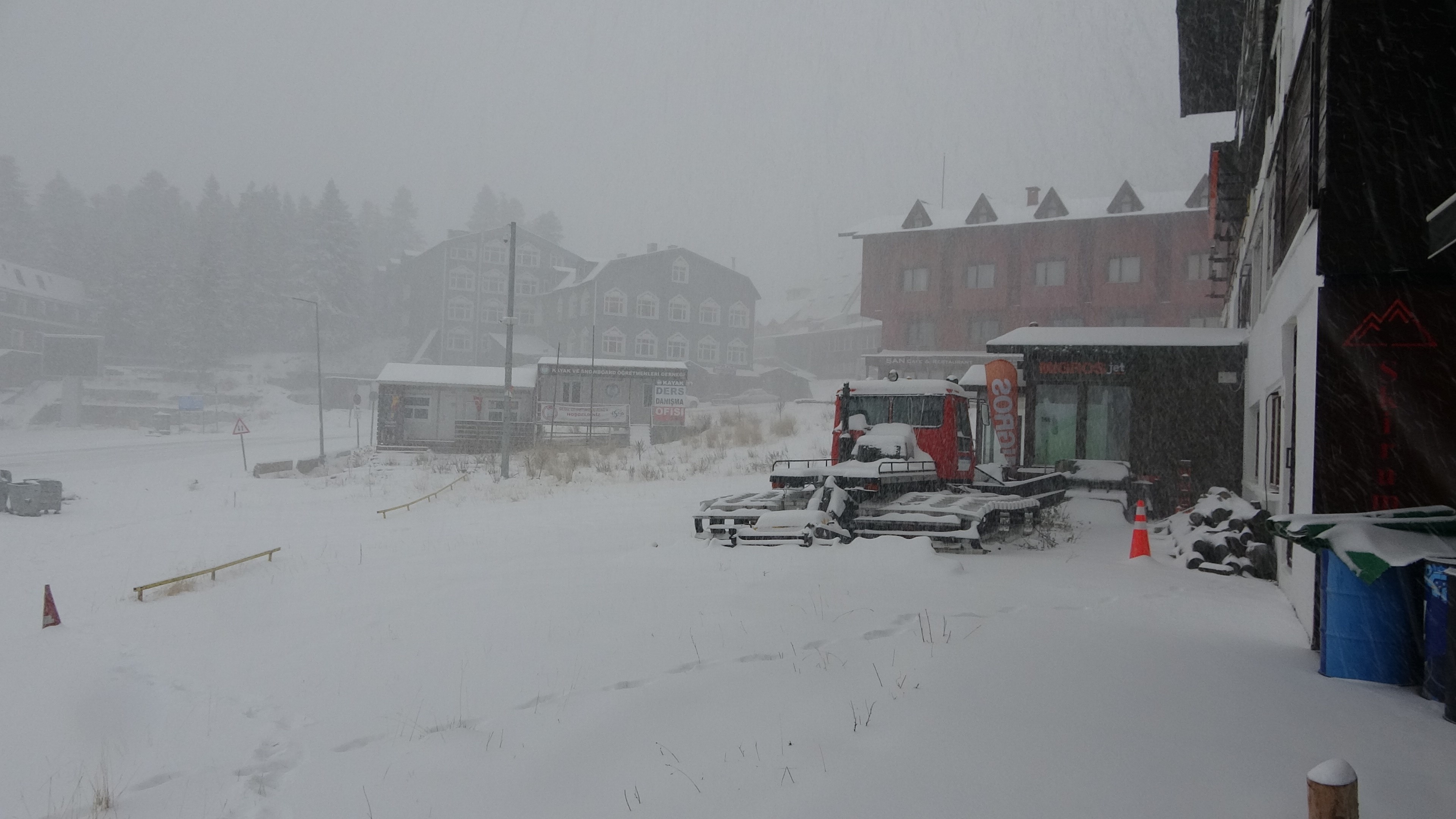 Uludağ'da şiddetli kar yağışı başladı: Beyaza büründü!