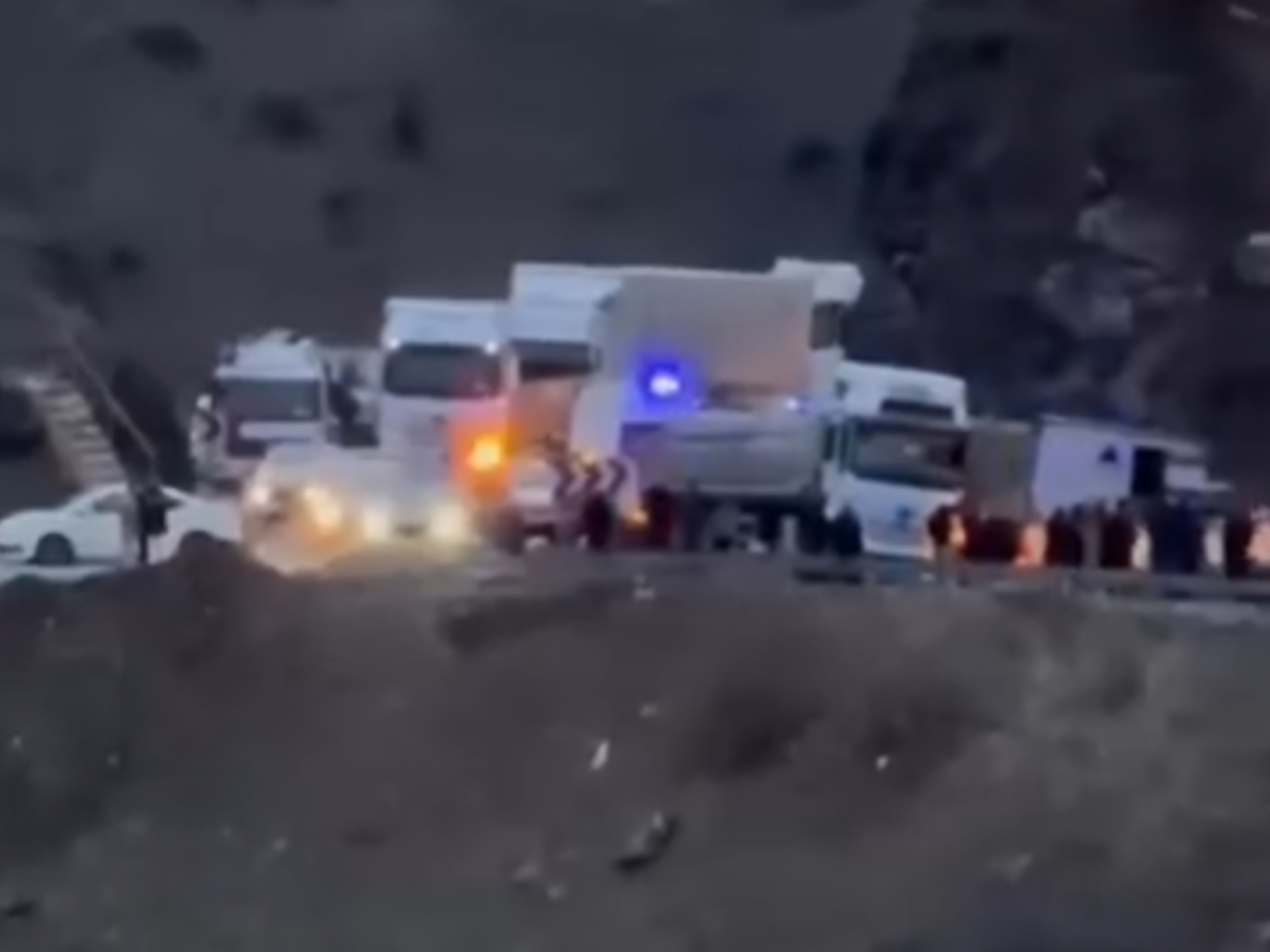 Siirt’te tır devrildi! Yaralılar var