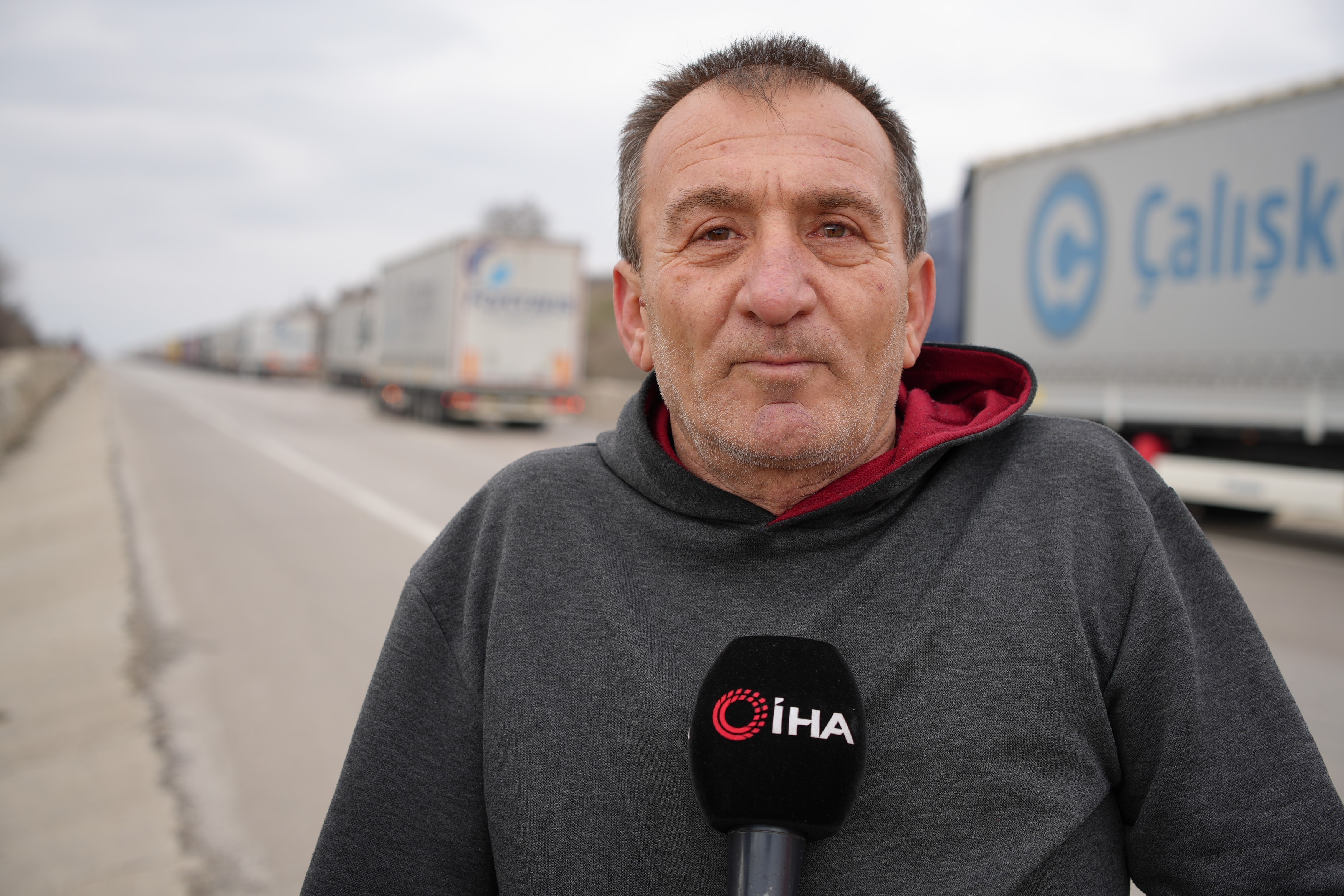 Tır şoförü röportaj verirken az kalsın tır çarpacaktı