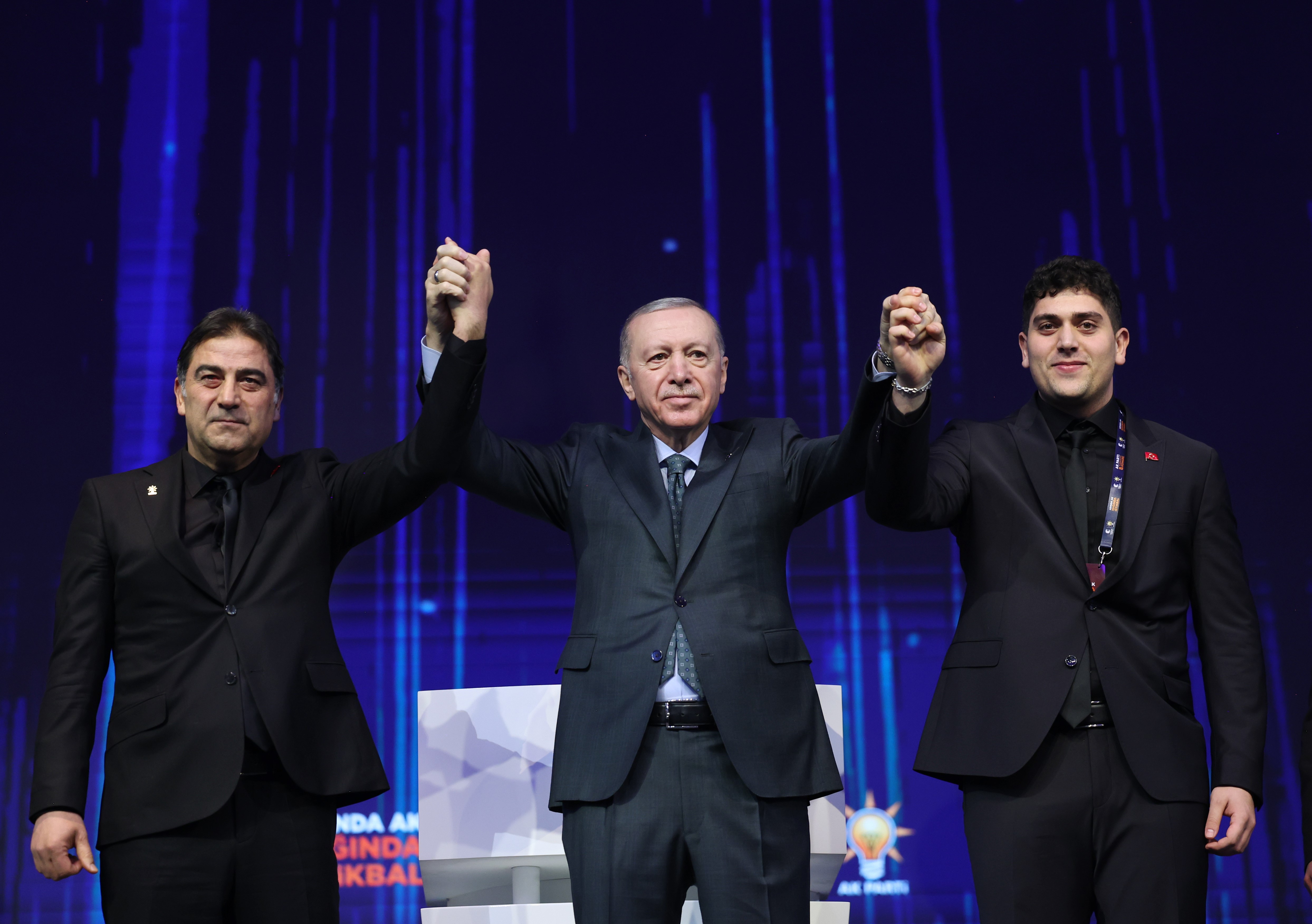 Kongreye babasıyla beraber katılan Ünal Karaman'ın oğlu Erdoğan'ın elini öptü