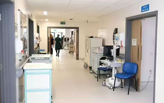 Hasta Bebegin Odasina Giren Doktorlar Genc Anneyi 18337800 843 M