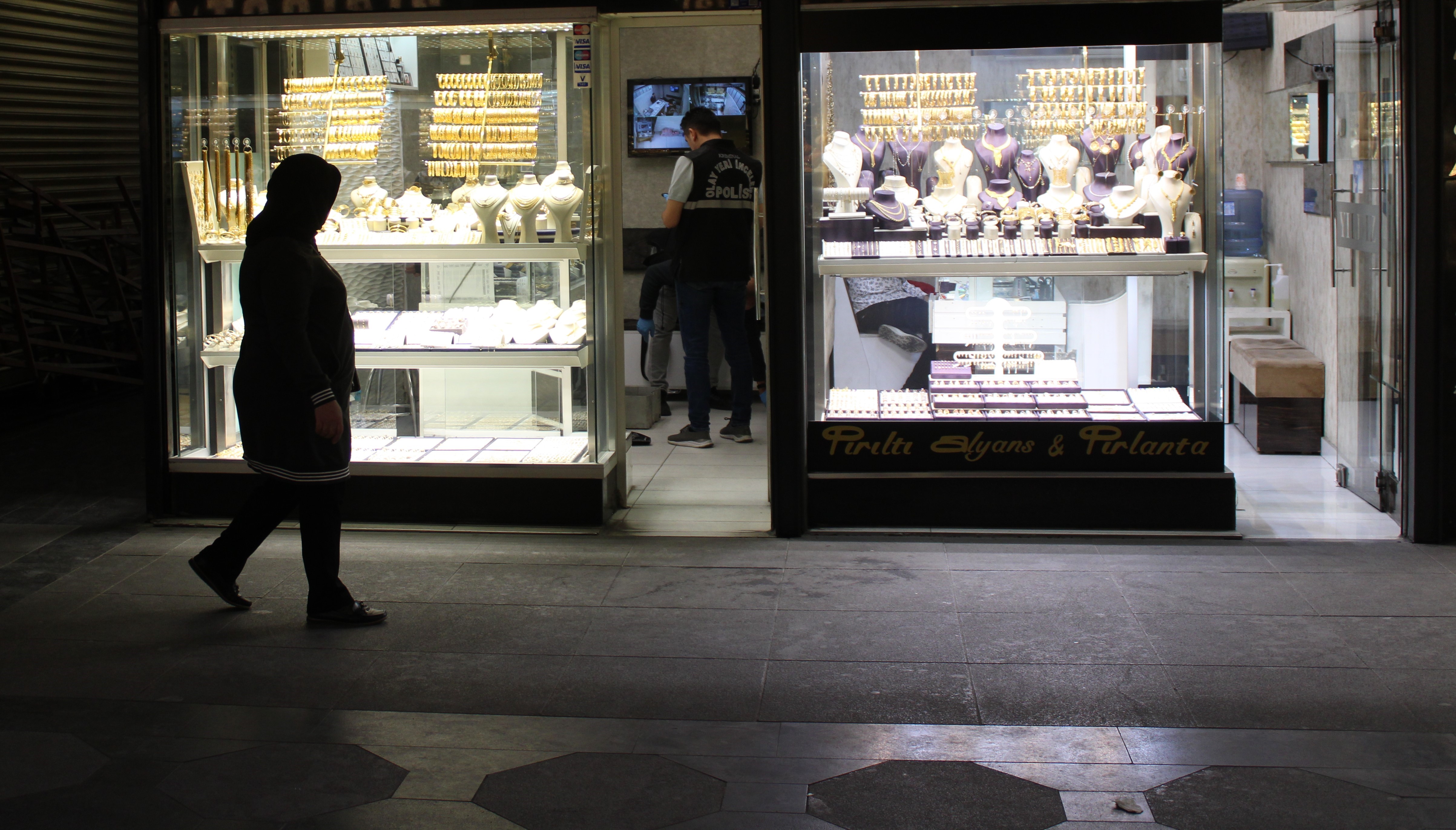 Yaşlı kadın taşla vurarak kuyumcuyu soymaya çalıştı