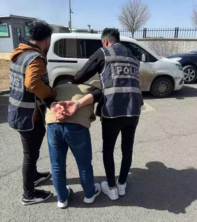 Kadin Kiligindaki Suc Makinesi Havalimaninda 18480722 5525 M