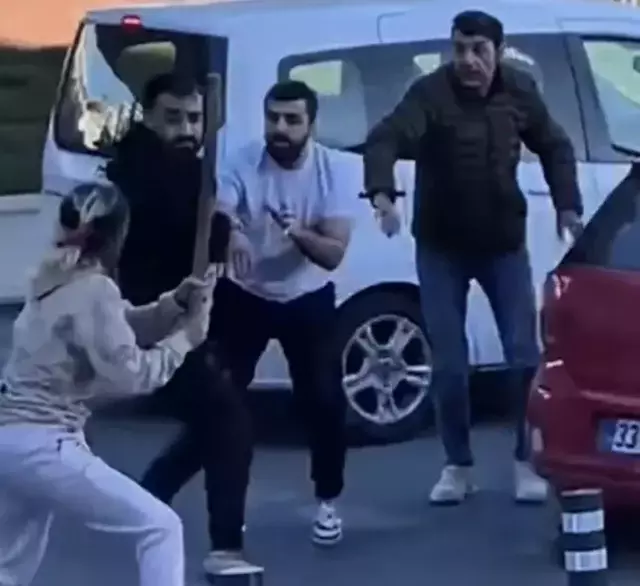 Olaylarin Ilcesinde Kadin Sopayla Erkeklere 18433088 4790 M