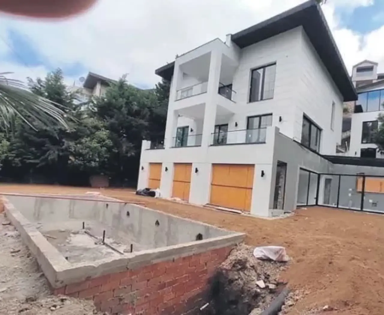 Hakan Balı kimdir? Elçin Sangu'yu dolandırıcılıkla suçlayan inşaat işçisinin iddialarında neler var? 3