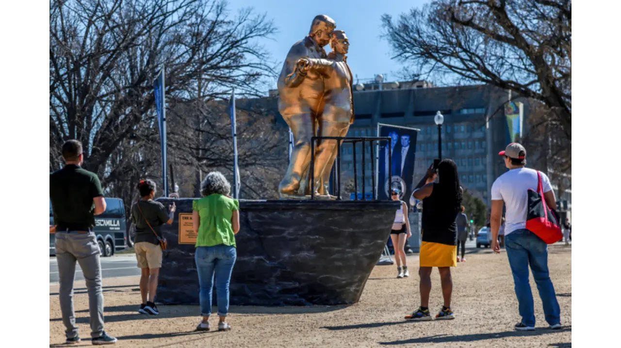 Trump'ı küplere bindirecek heykel: Washington'da Epstein ile heykelini diktiler 2