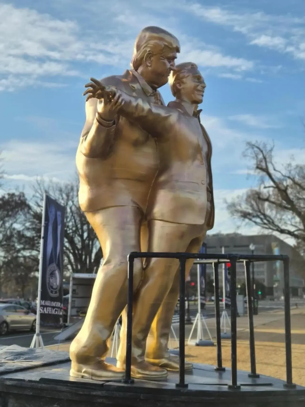 Trump'ı küplere bindirecek heykel: Washington'da Epstein ile heykelini diktiler 3