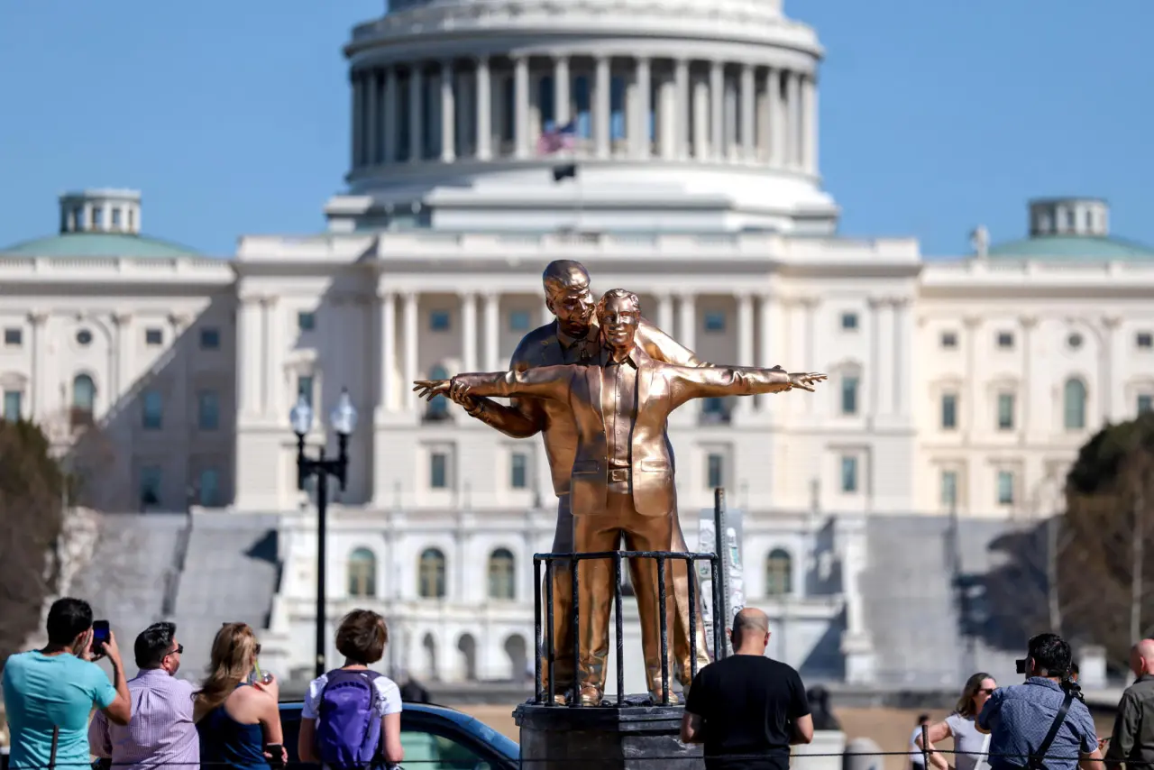 Trump'ı küplere bindirecek heykel: Washington'da Epstein ile heykelini diktiler 4