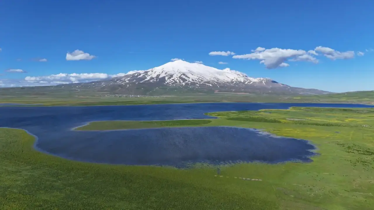 Bitlis'in doğal güzelliği havadan görüntülendi: Süphan Dağı ile Cil Gölü 1