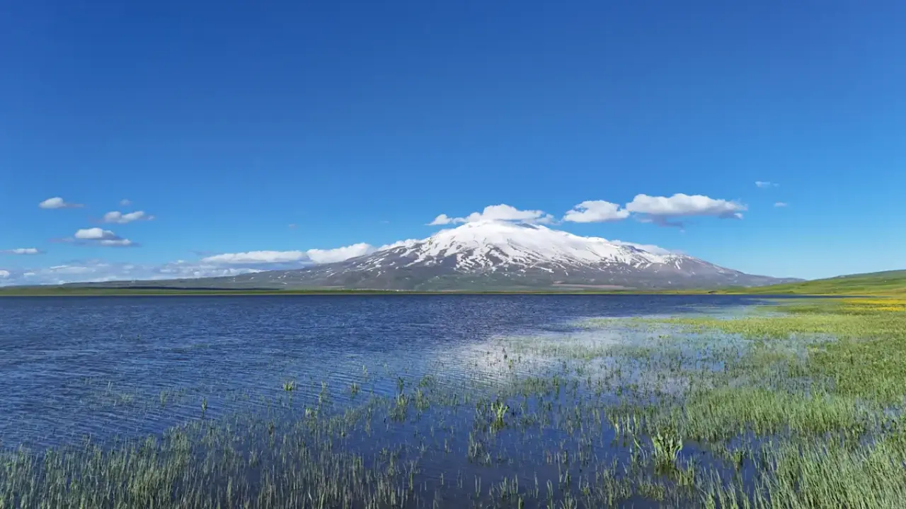 Bitlis'in doğal güzelliği havadan görüntülendi: Süphan Dağı ile Cil Gölü 3