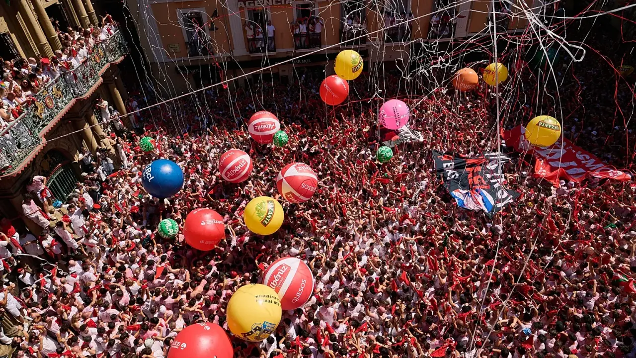 San Fermin Festivali nedir, İspanya için anlamı: Boğa koşuları, beyaz kıyafetli onbinlerce kişi 5