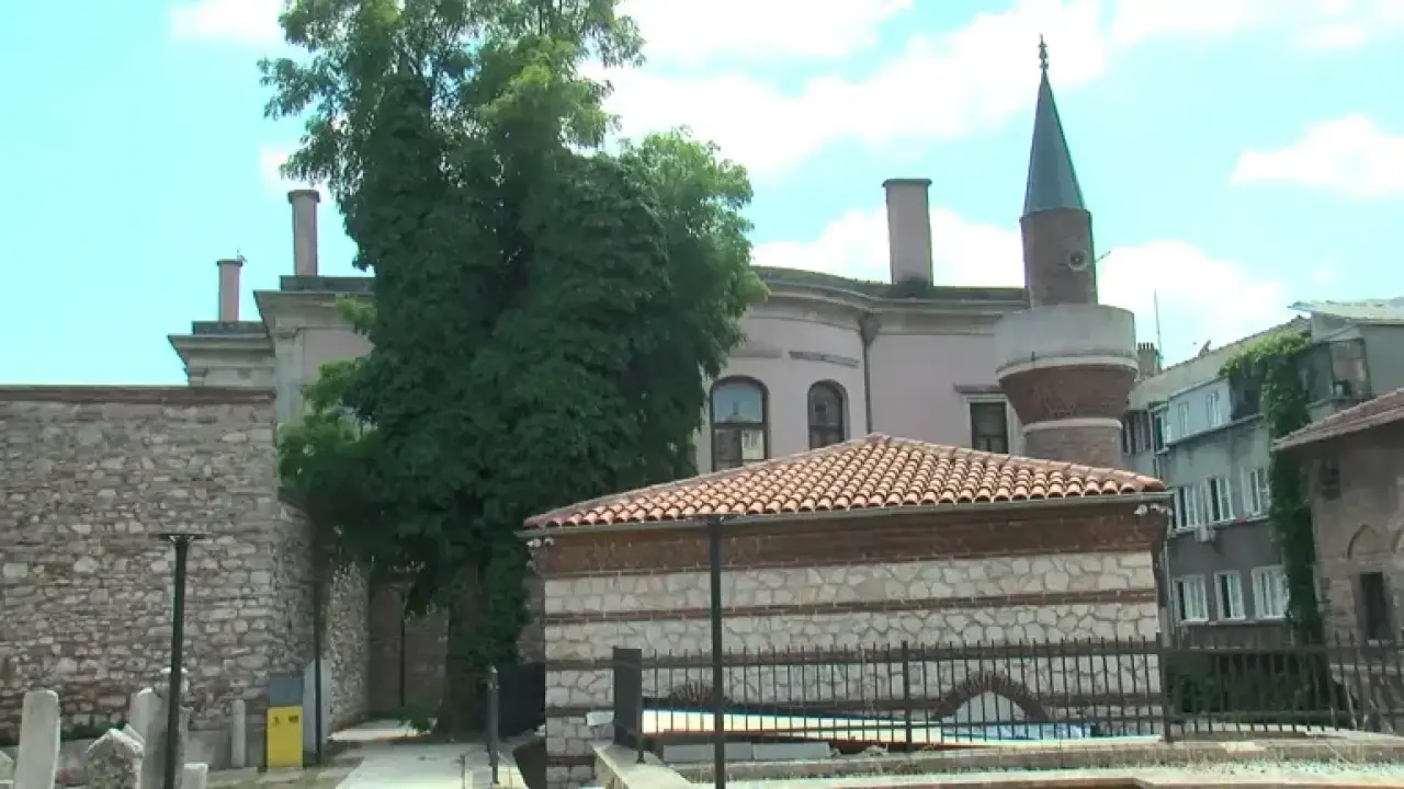 Tarihi Haydarhane Camii haziresindeki mezar taşlarına zarar verildi 3