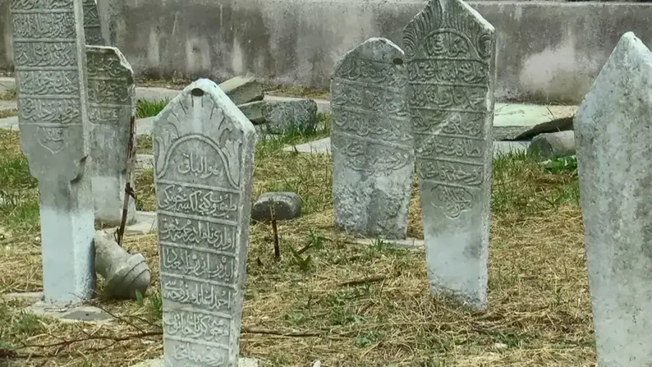 Tarihi Haydarhane Camii haziresindeki mezar taşlarına zarar verildi 5