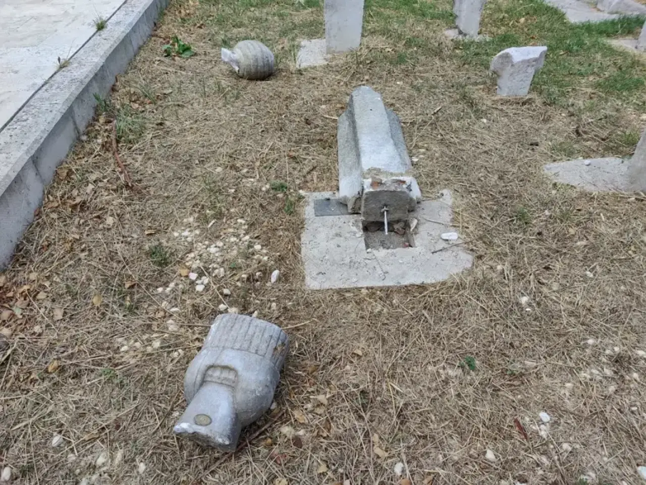 Tarihi Haydarhane Camii haziresindeki mezar taşlarına zarar verildi 4